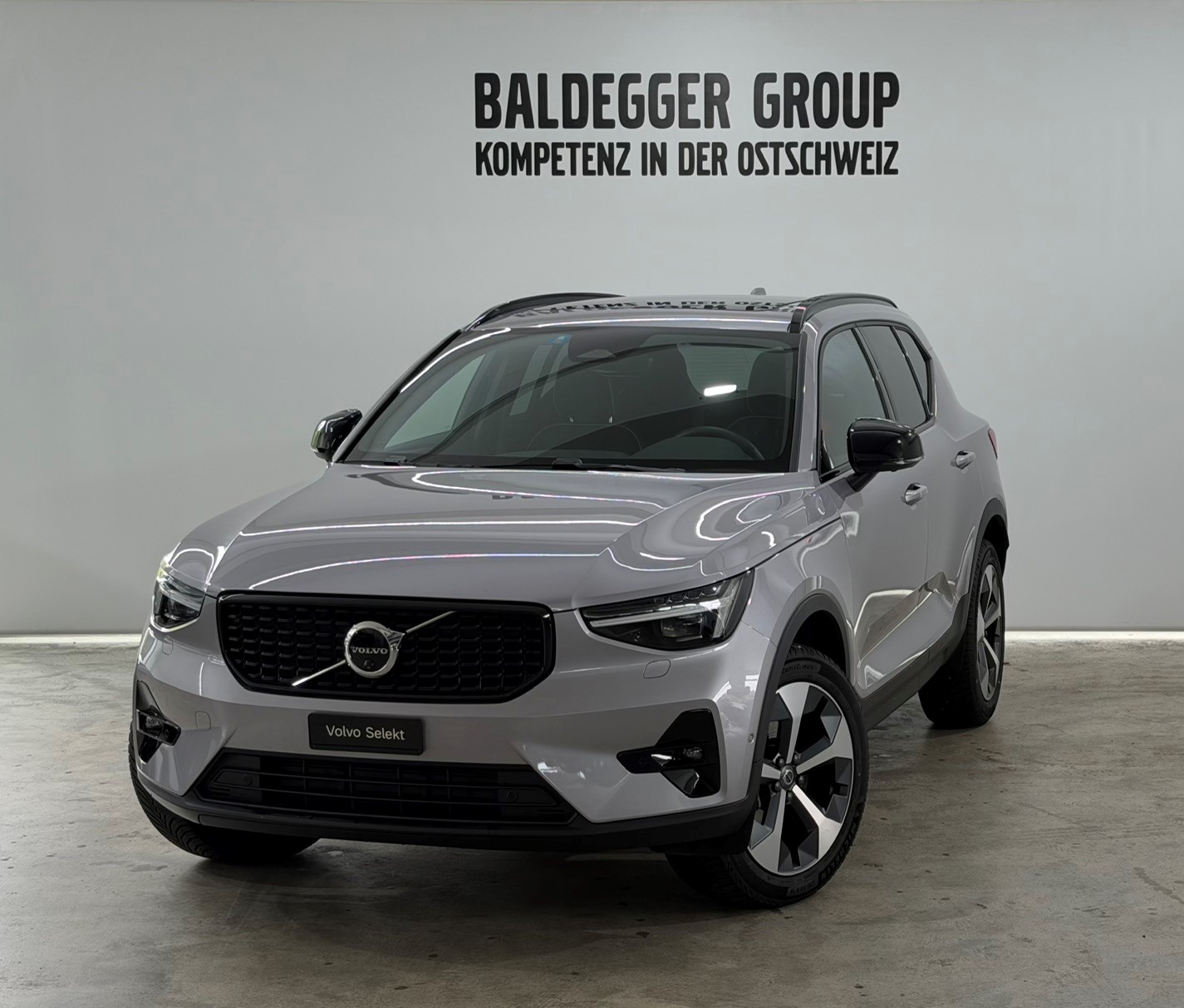 VOLVO XC40 2.0 B3 MH Plus Dark-image-0