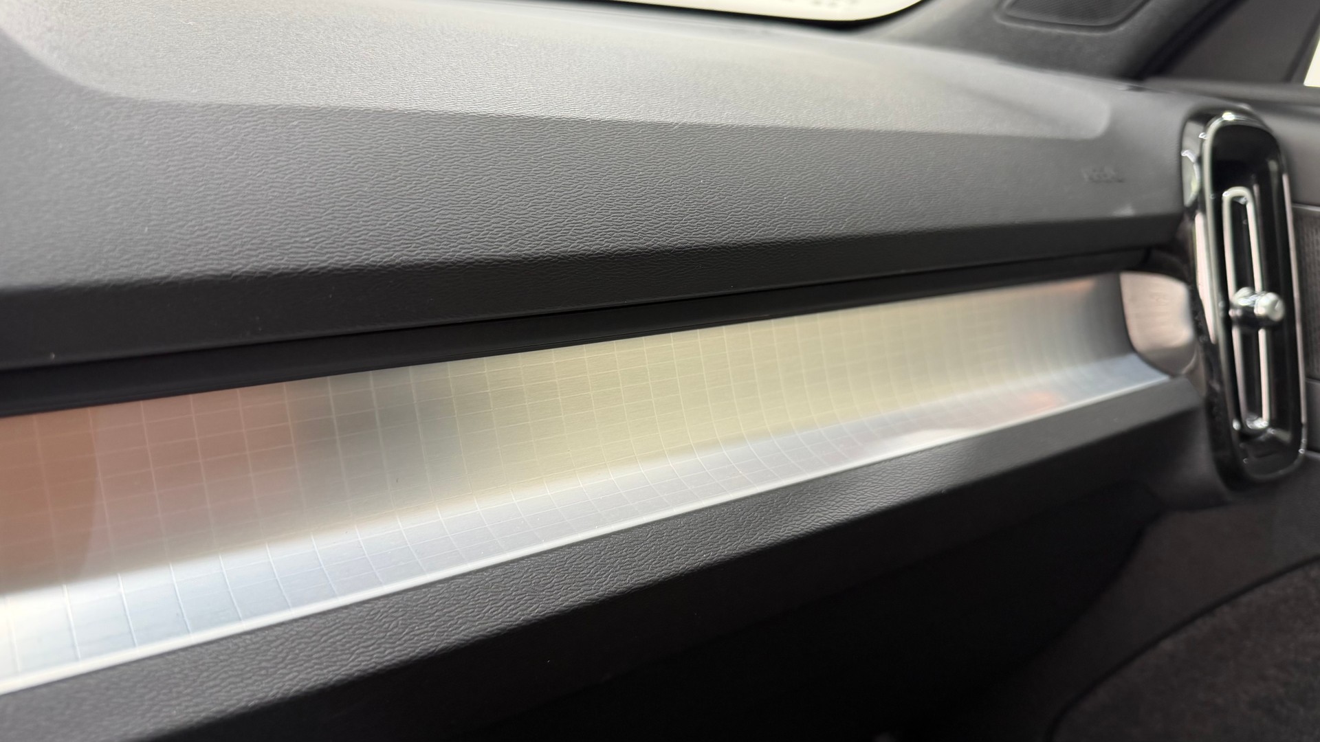 VOLVO XC40 2.0 B3 MH Plus Dark-image-14