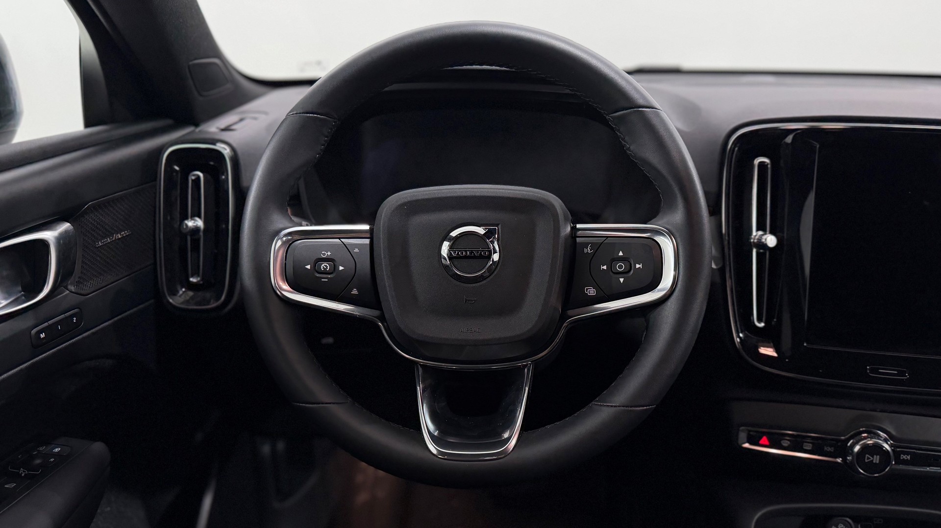 VOLVO XC40 2.0 B3 MH Plus Dark-image-9
