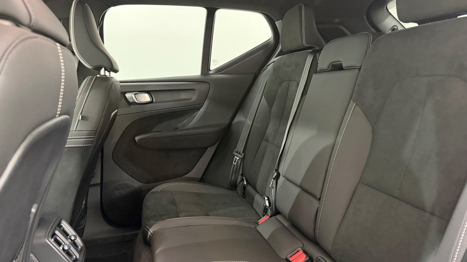 VOLVO XC40 2.0 B3 MH Plus Dark-image-6