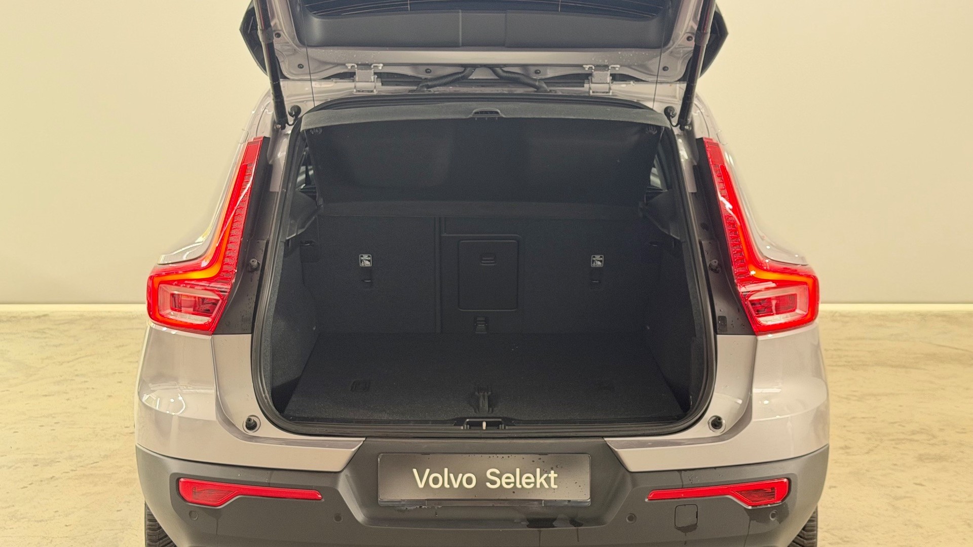 VOLVO XC40 2.0 B3 MH Plus Dark-image-11