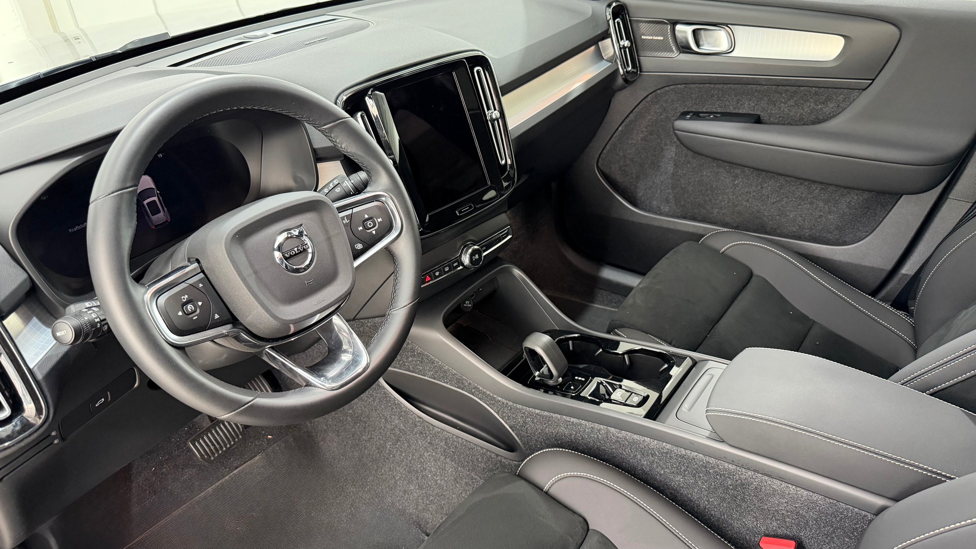 VOLVO XC40 2.0 B3 MH Plus Dark-image-3