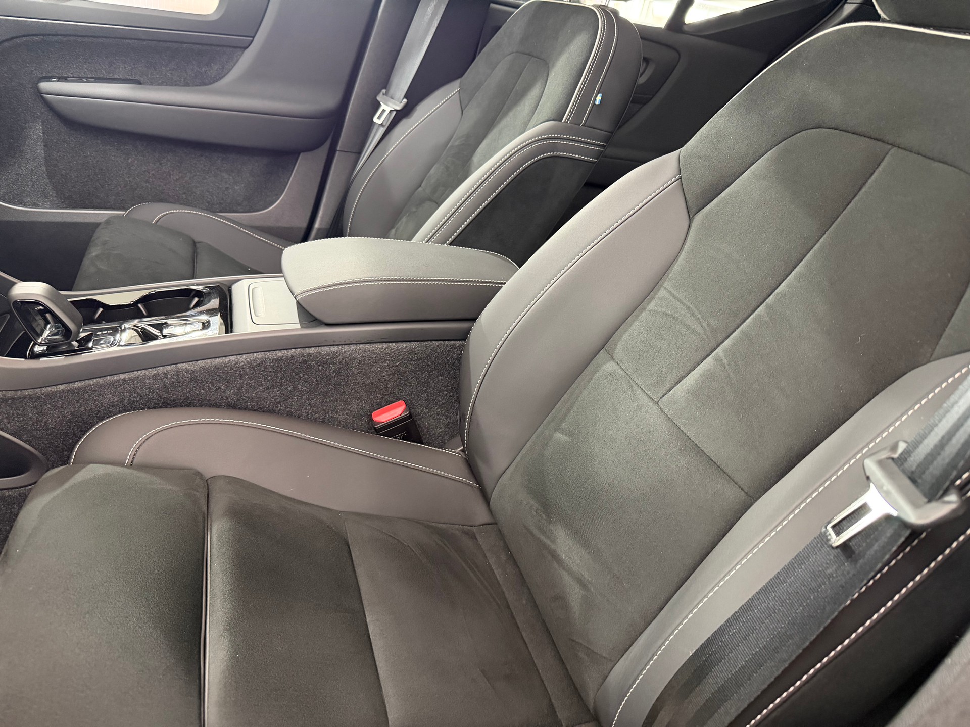 VOLVO XC40 2.0 B3 MH Plus Dark-image-5