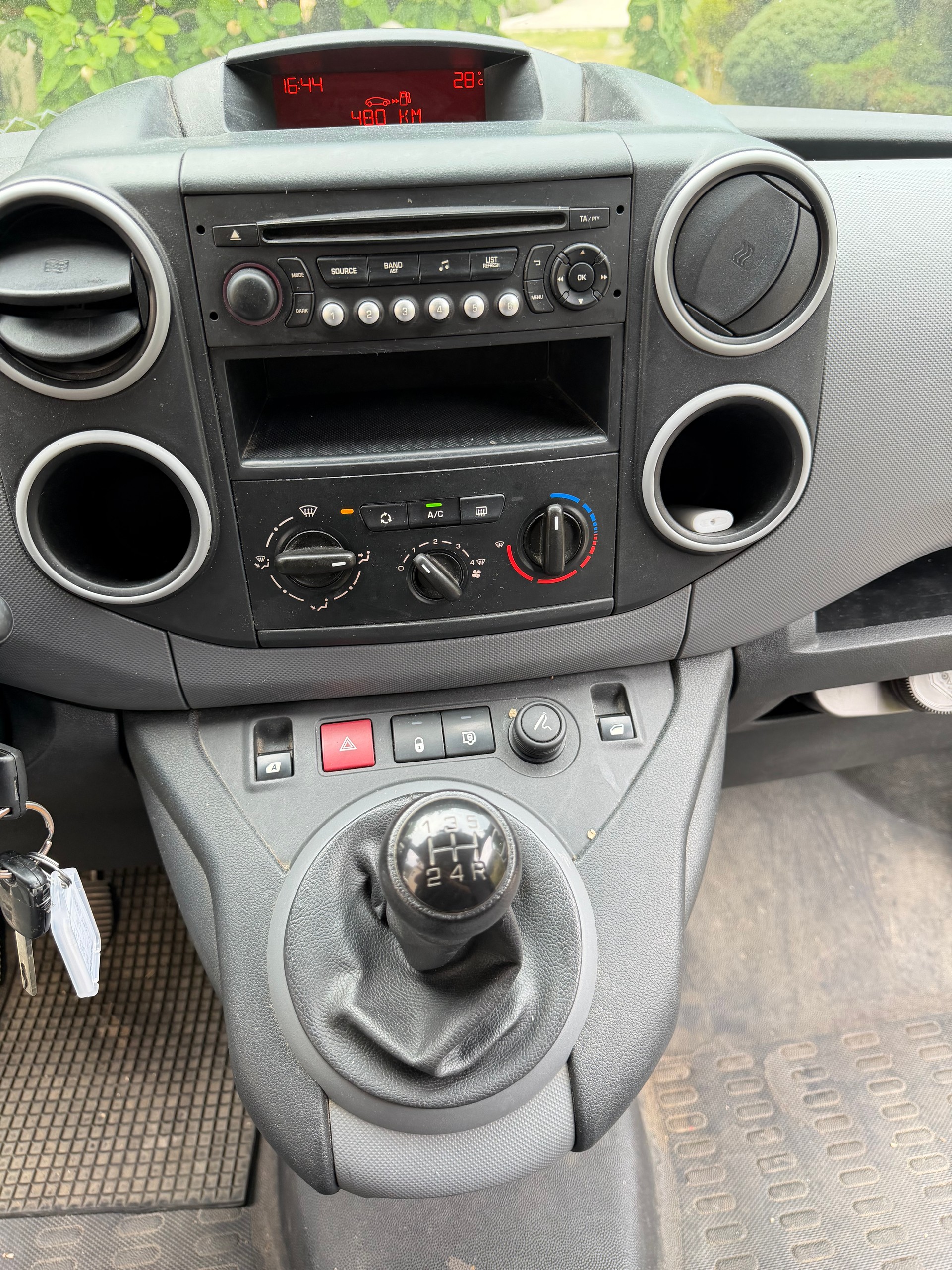 PEUGEOT Partner 1.6 VTi Urban-image-9