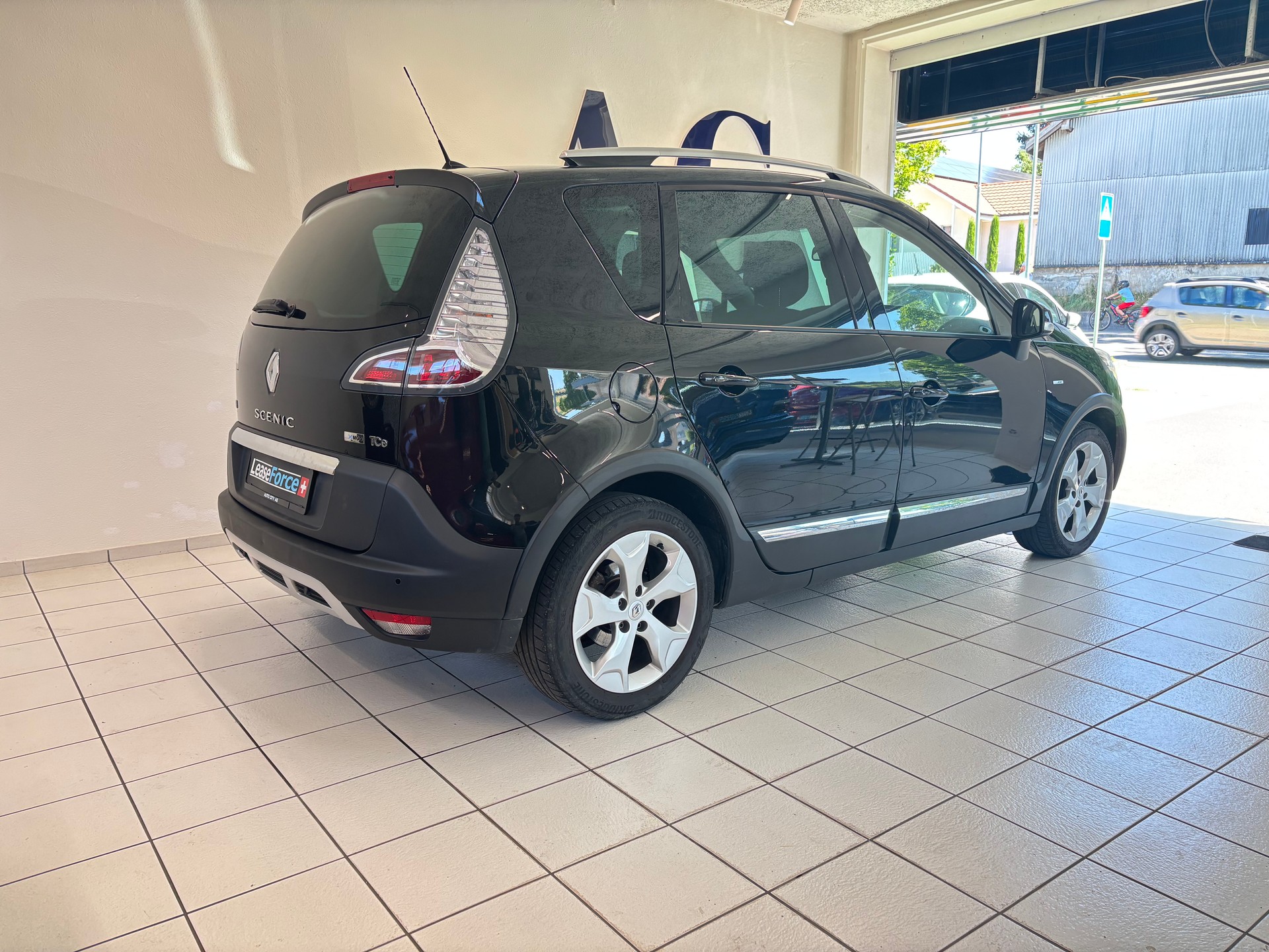 RENAULT Scénic Xmod 1.2 16V Turbo Bose Edition-image-1
