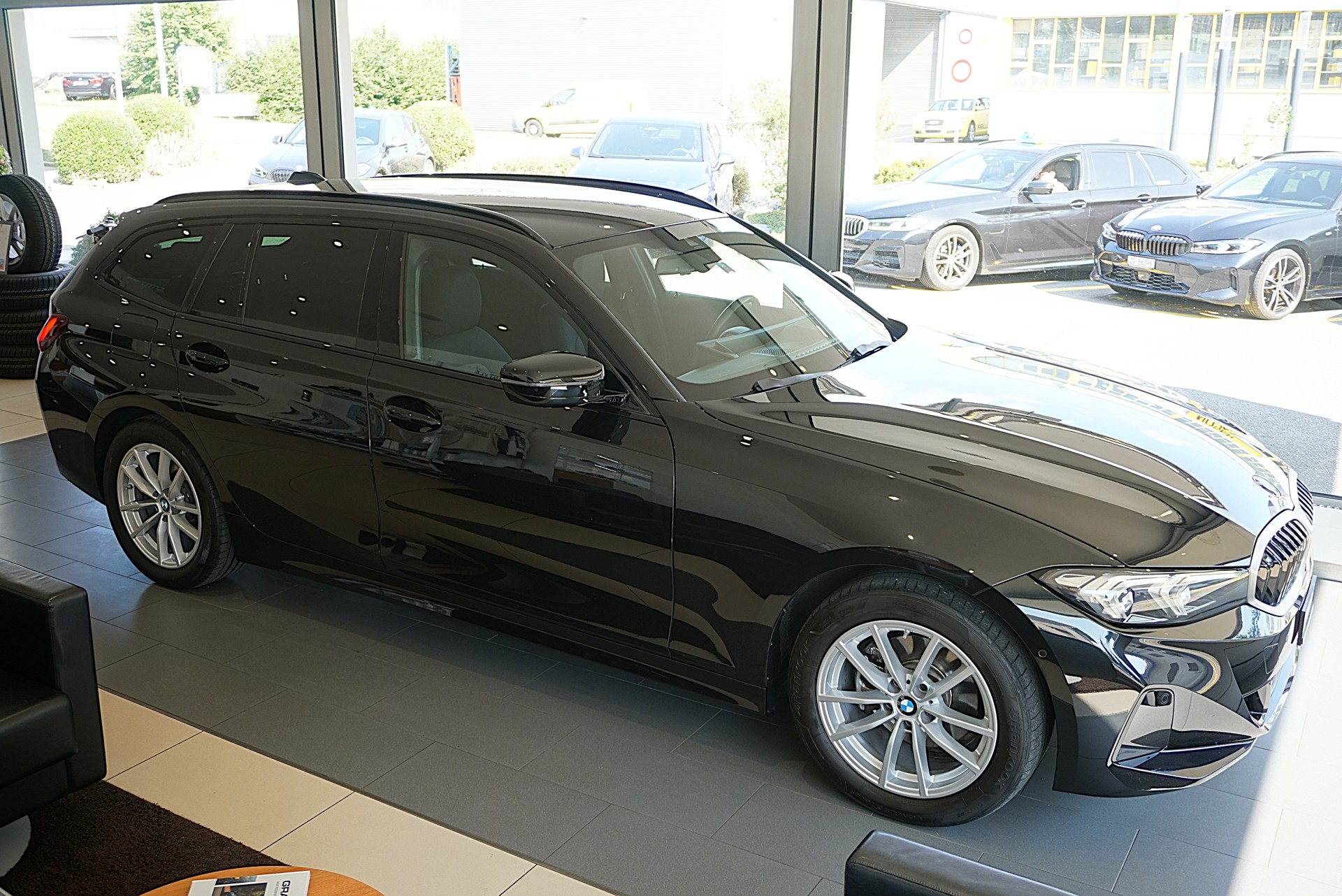 BMW 320d xDrive 48V Touring Steptronic-image-2