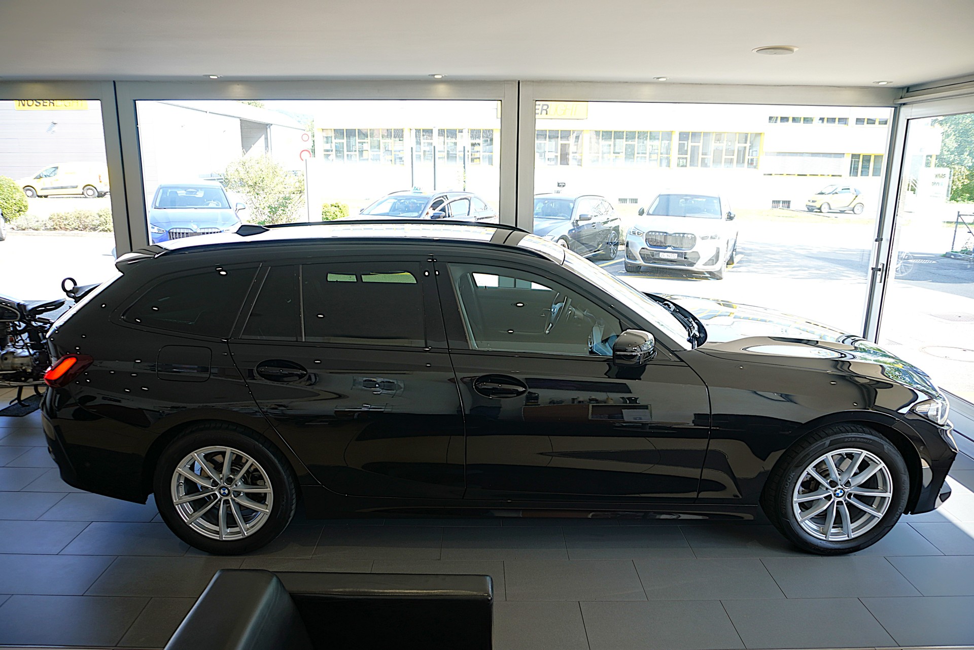BMW 320d xDrive 48V Touring Steptronic-image-3