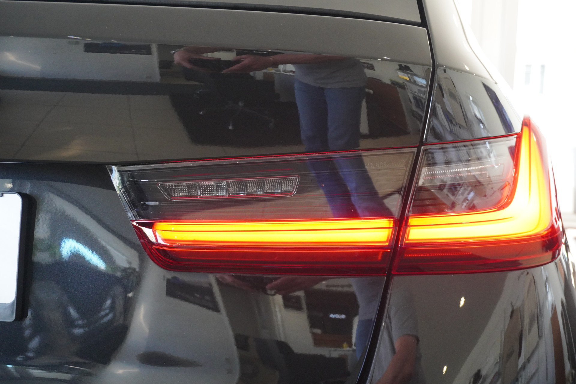 BMW 320d xDrive 48V Touring Steptronic-image-24