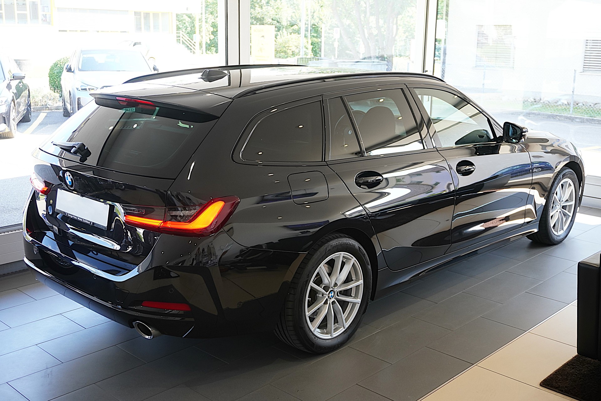 BMW 320d xDrive 48V Touring Steptronic-image-4