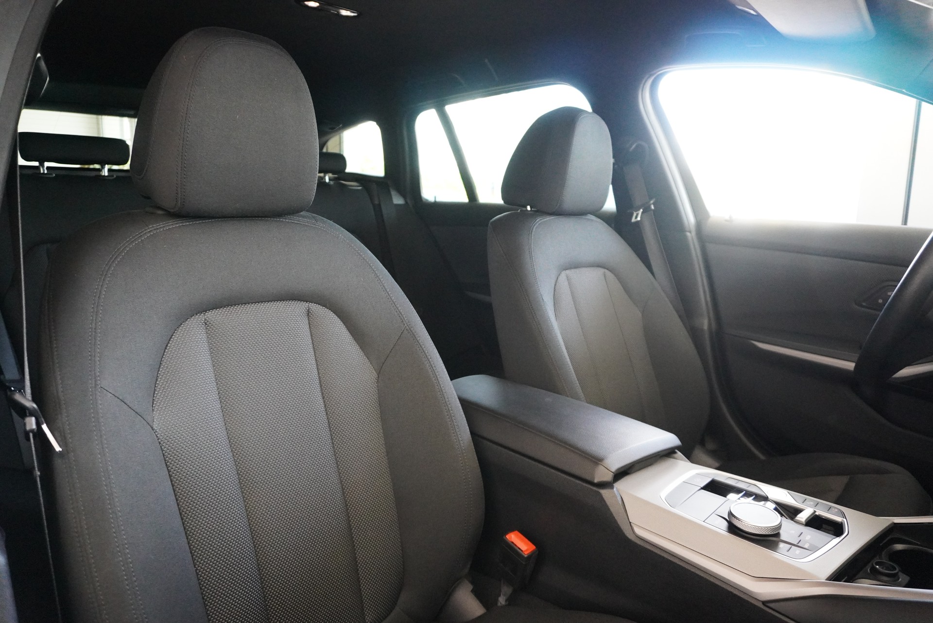BMW 320d xDrive 48V Touring Steptronic-image-8