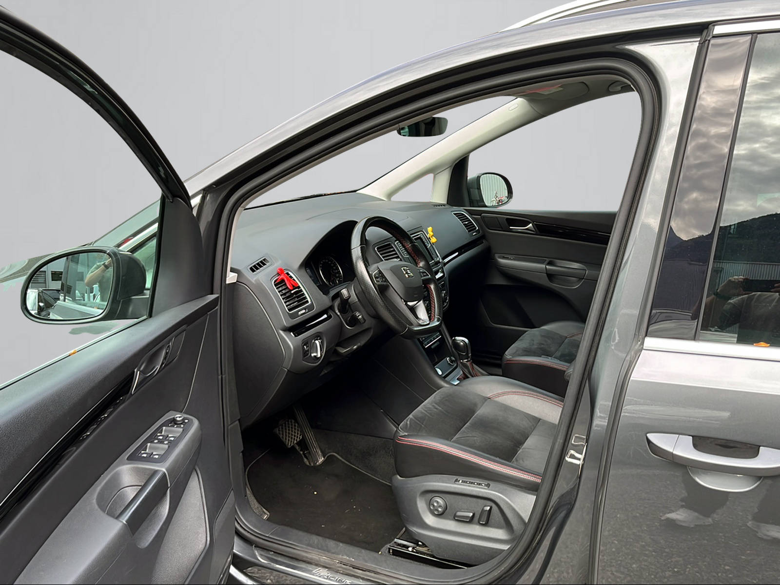 SEAT Alhambra 2.0 TDI 4Drive SWISS FR-image-2
