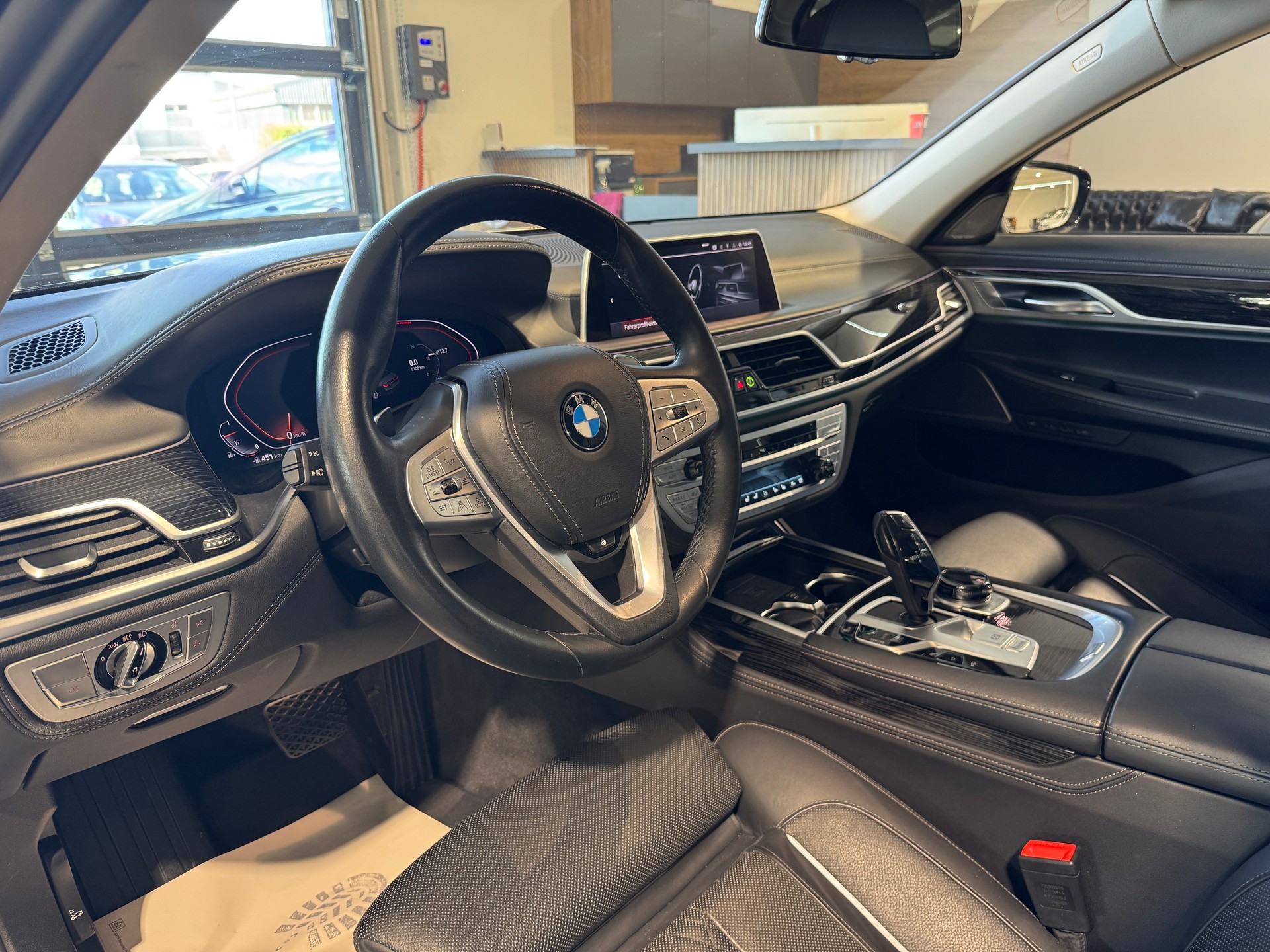 BMW 750i xDrive Steptronic-image-13