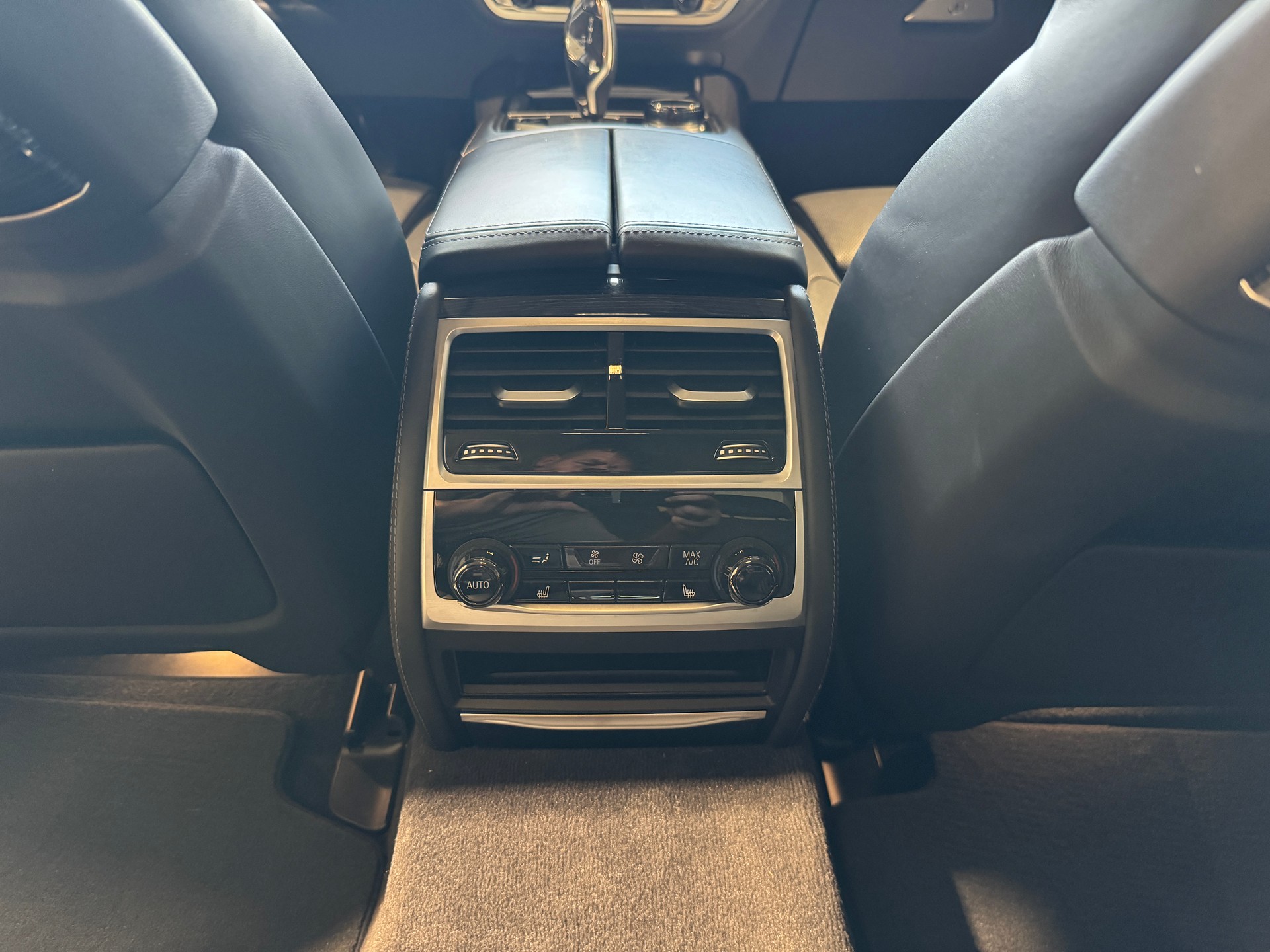 BMW 750i xDrive Steptronic-image-12