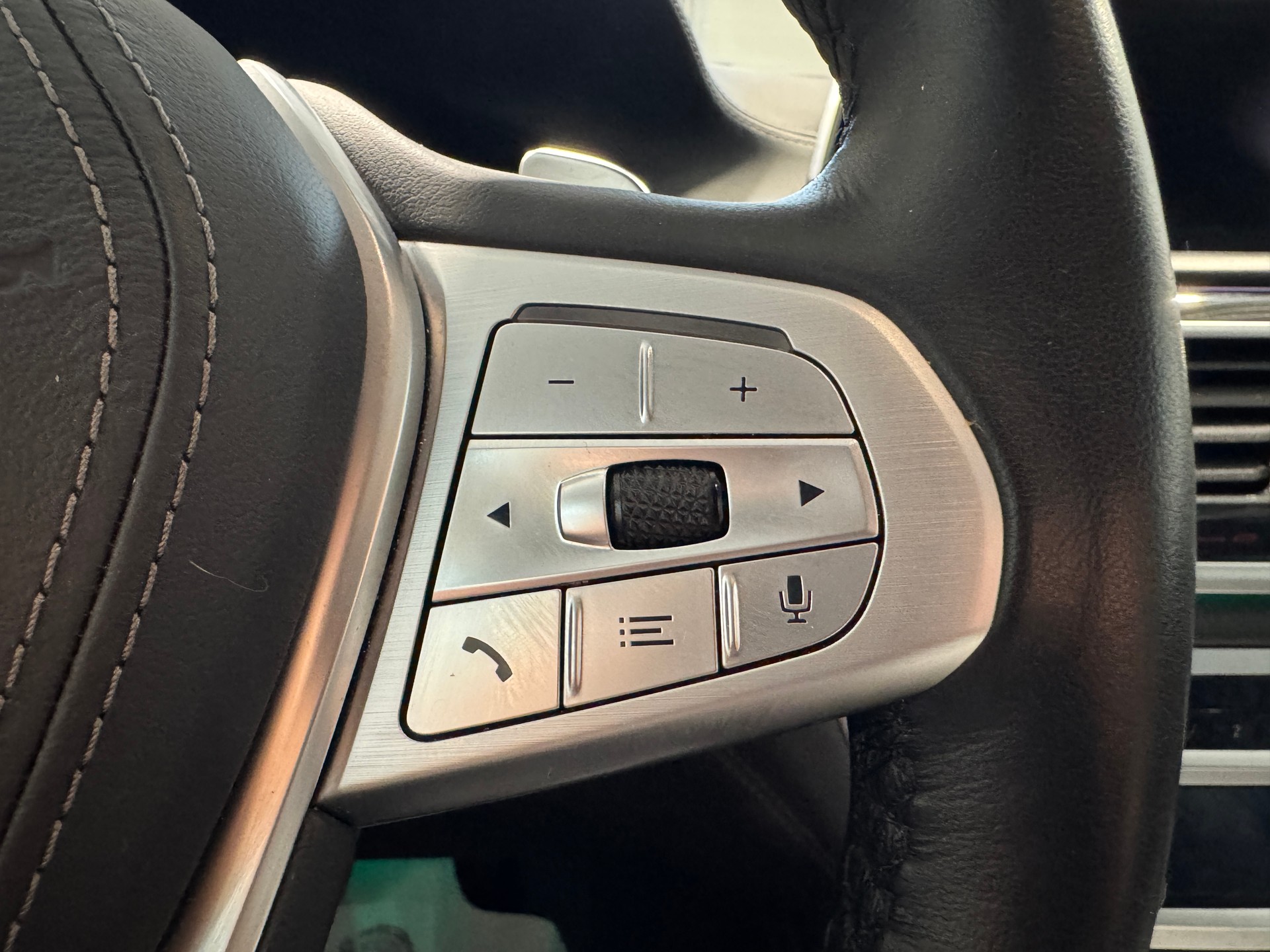 BMW 750i xDrive Steptronic-image-21