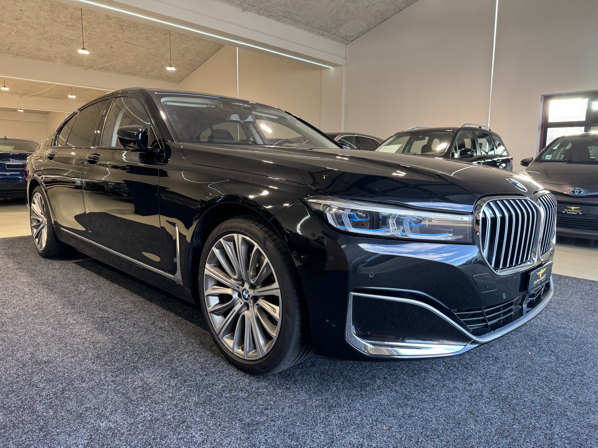 BMW 750i xDrive Steptronic-image-4