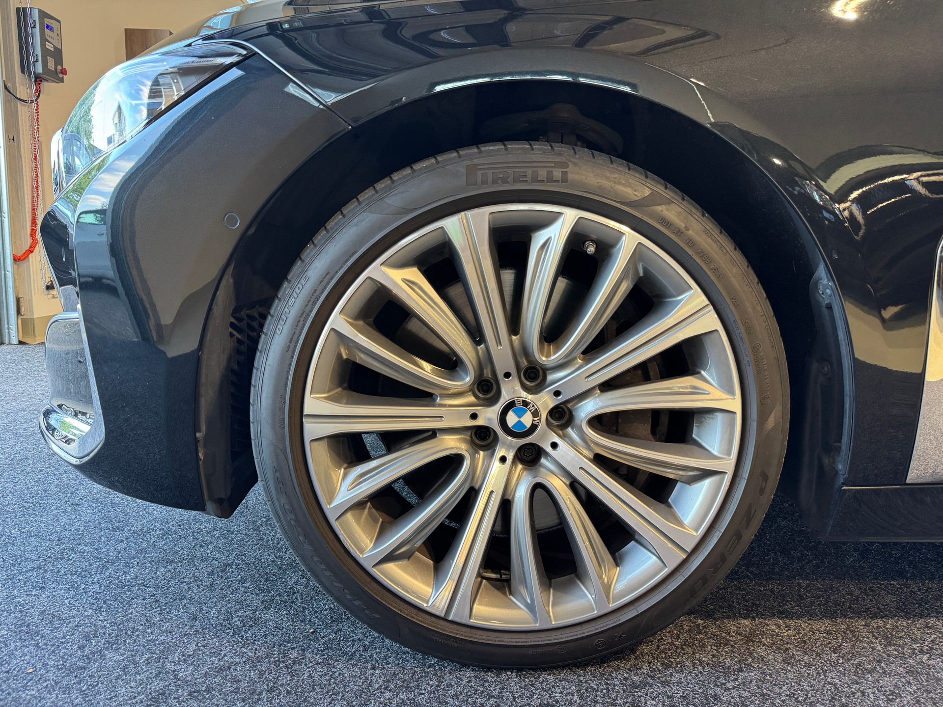 BMW 750i xDrive Steptronic-image-1