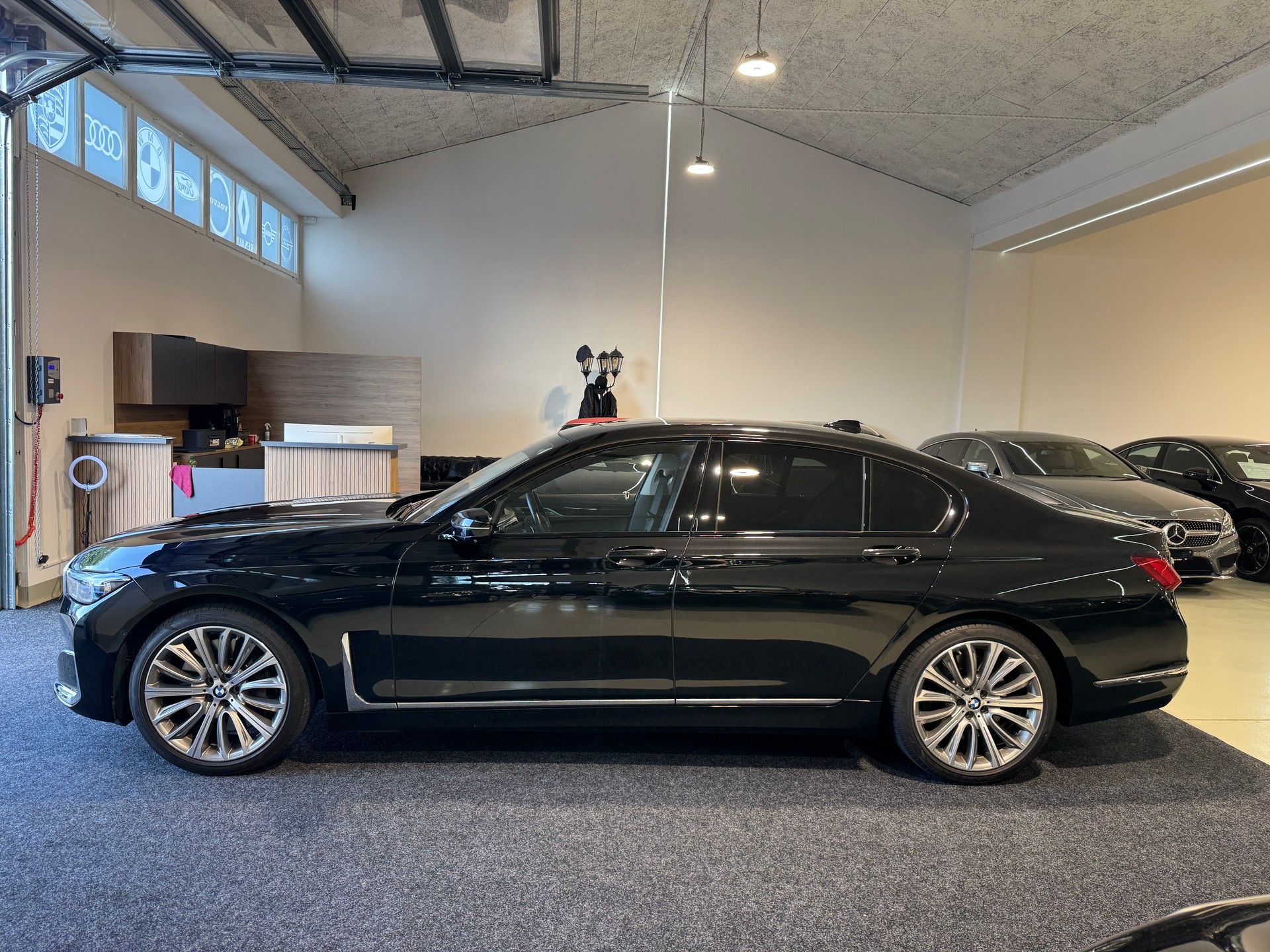 BMW 750i xDrive Steptronic-image-5
