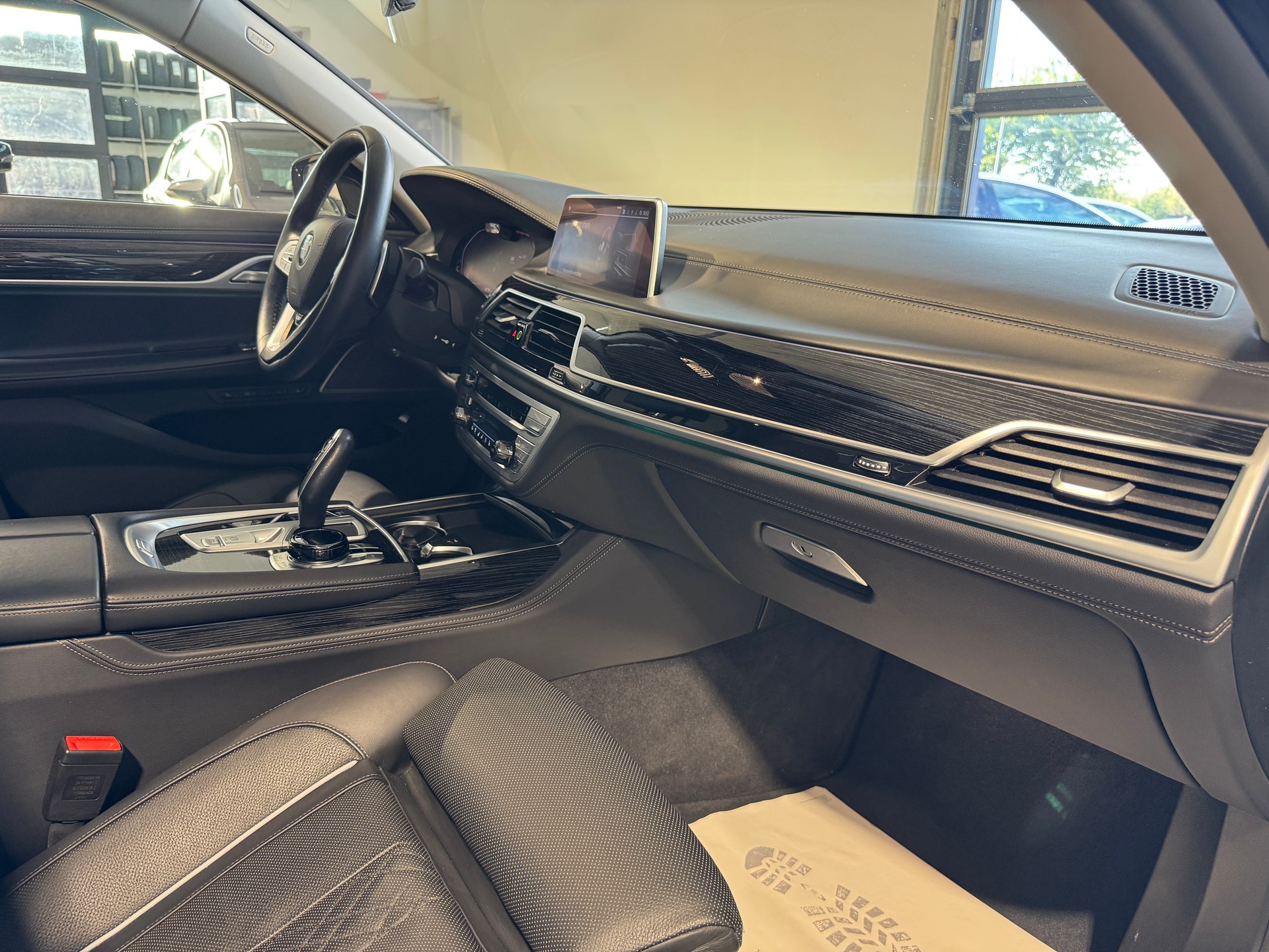 BMW 750i xDrive Steptronic-image-20