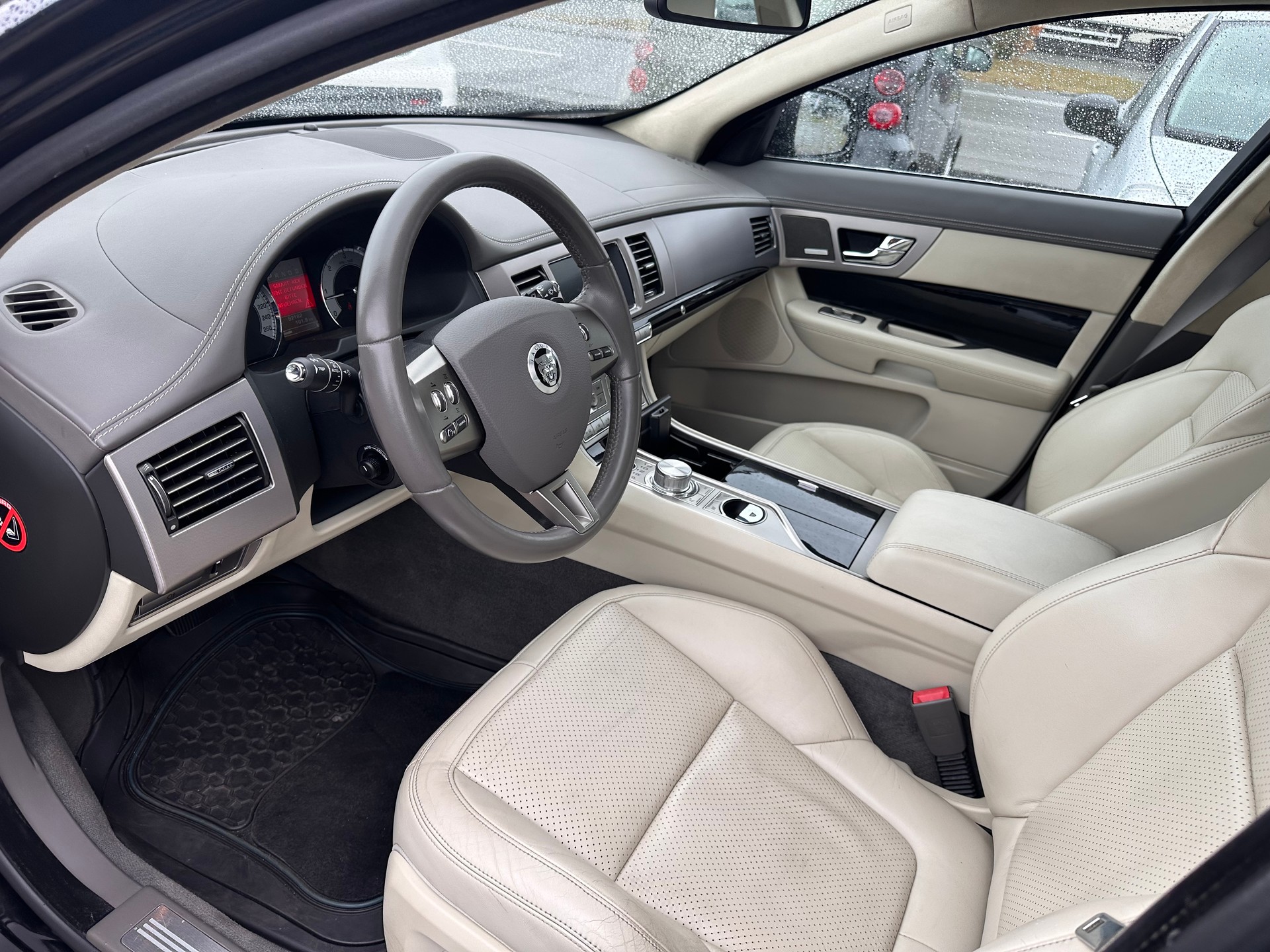 JAGUAR XF 3.0d S V6 Premium Luxury-image-12