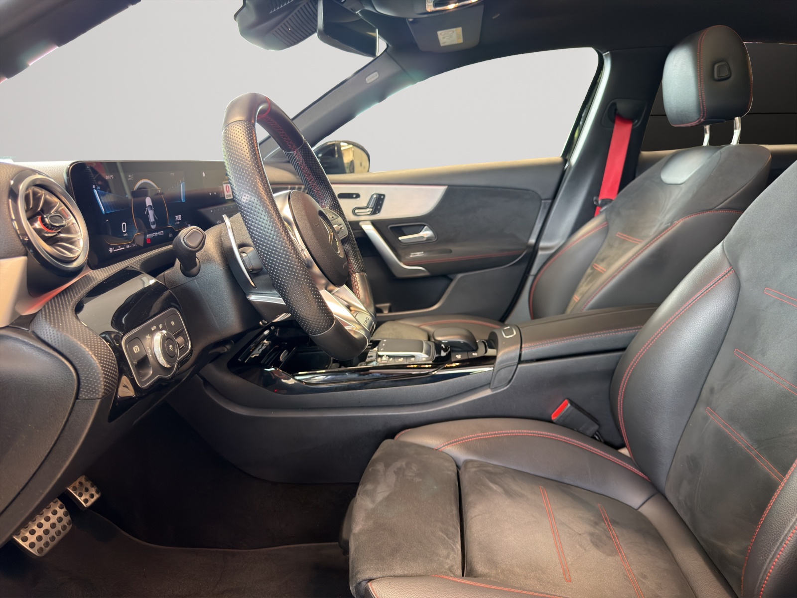 MERCEDES-BENZ A 35 AMG 4Matic-image-11