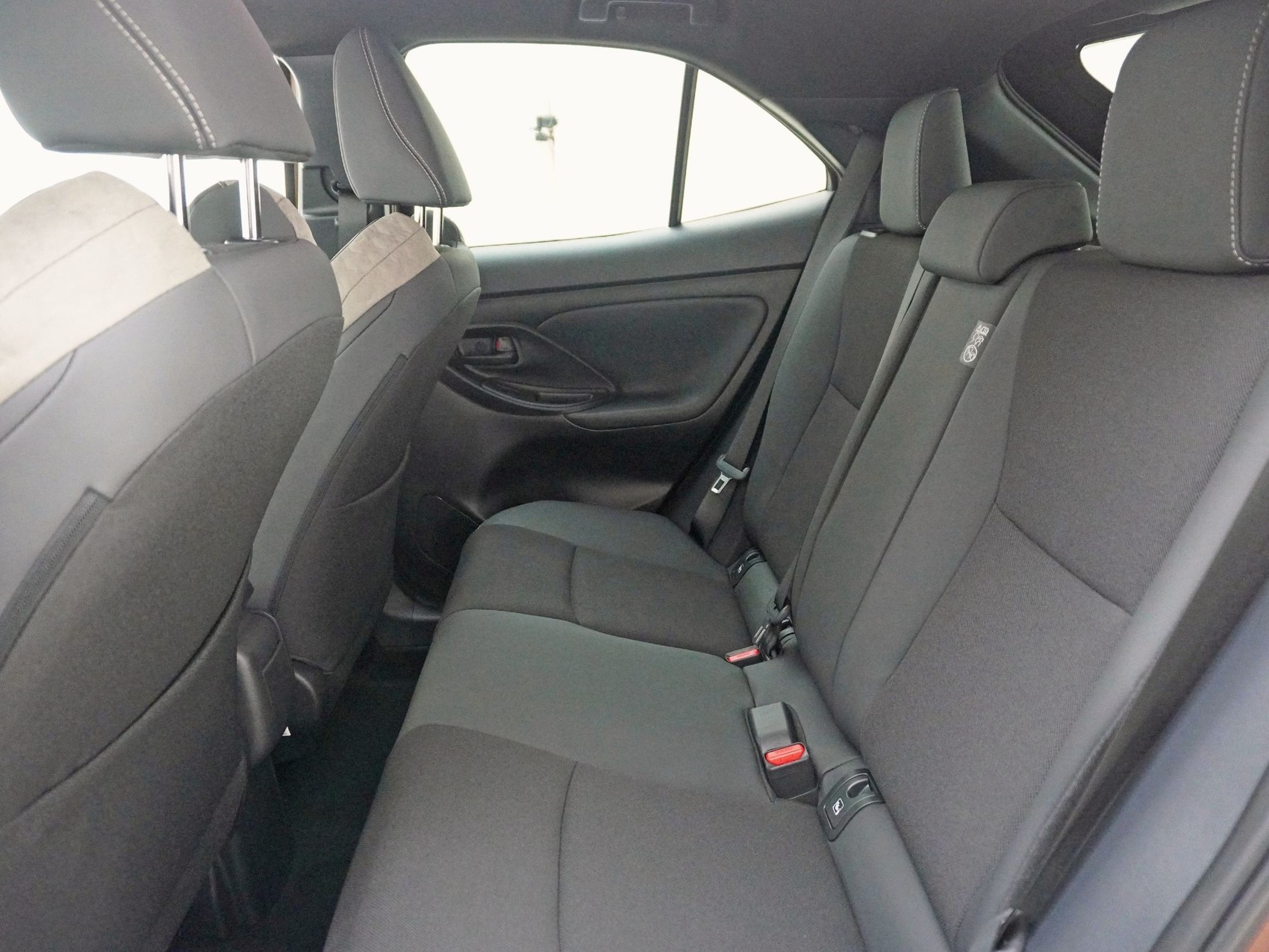 TOYOTA Yaris Cross 1.5 VVT-i HSD Premium AWD-i ** inkl. 1.35T AHK **-image-21