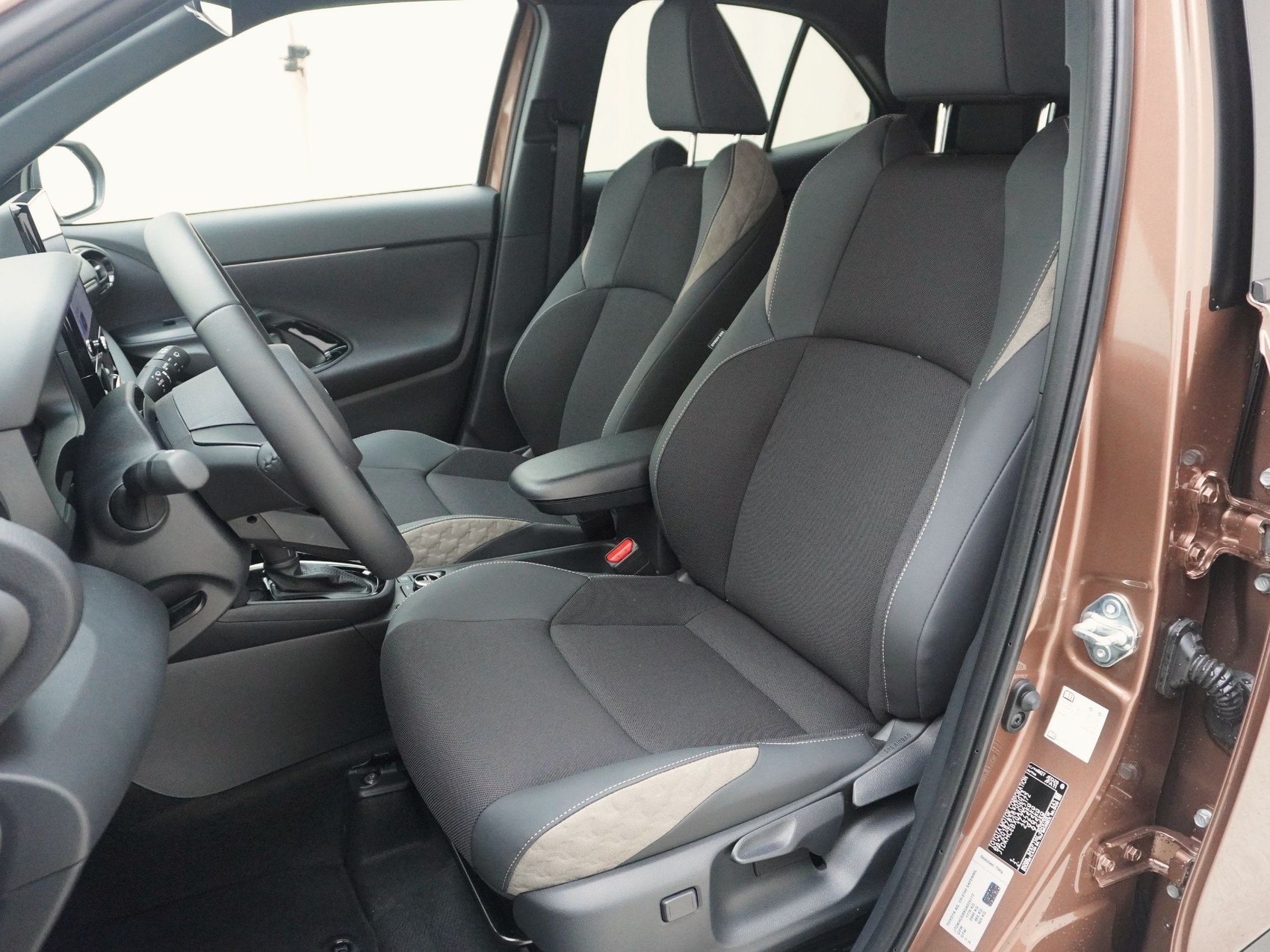 TOYOTA Yaris Cross 1.5 VVT-i HSD Premium AWD-i ** inkl. 1.35T AHK **-image-6