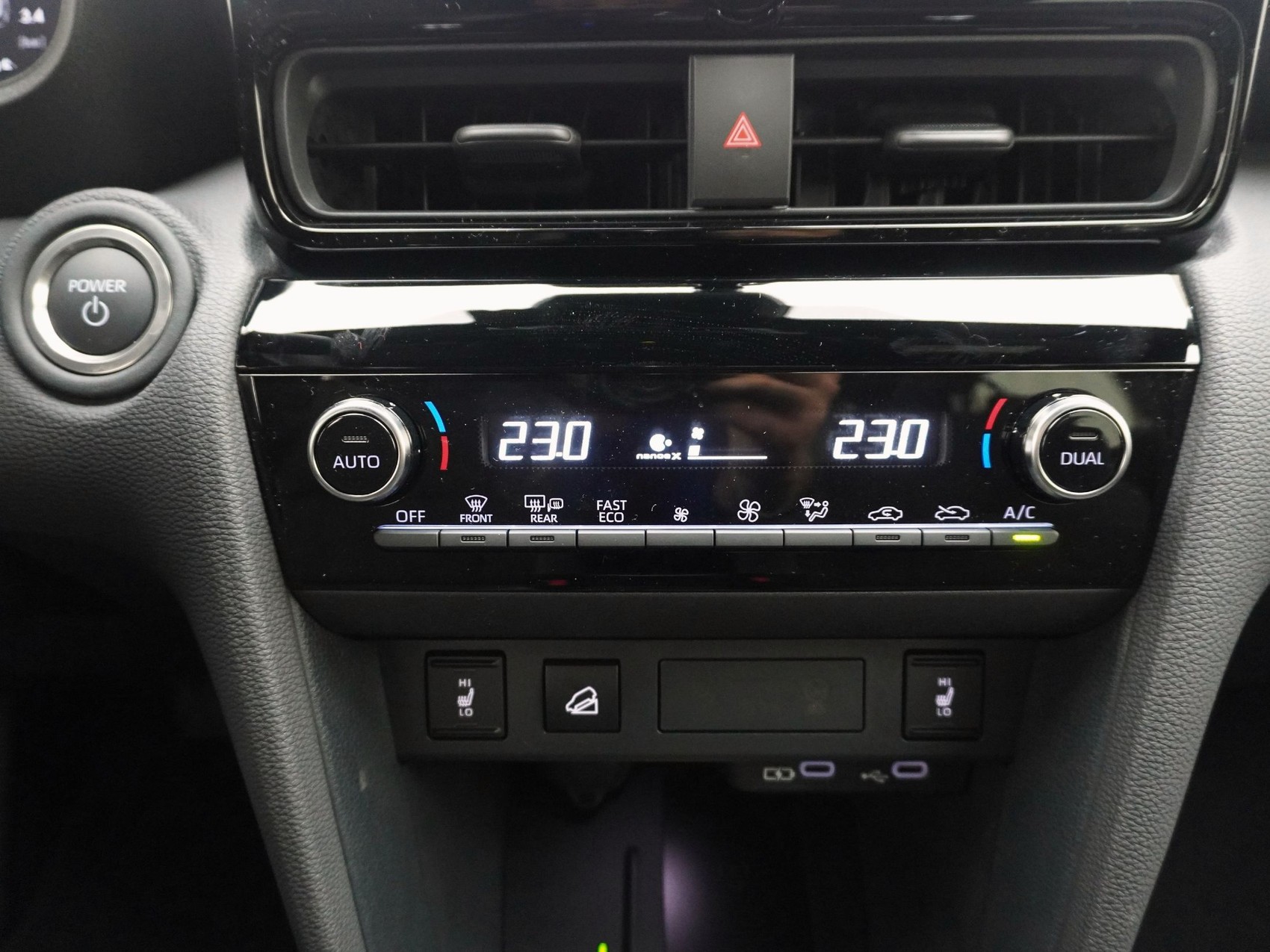 TOYOTA Yaris Cross 1.5 VVT-i HSD Premium AWD-i ** inkl. 1.35T AHK **-image-19