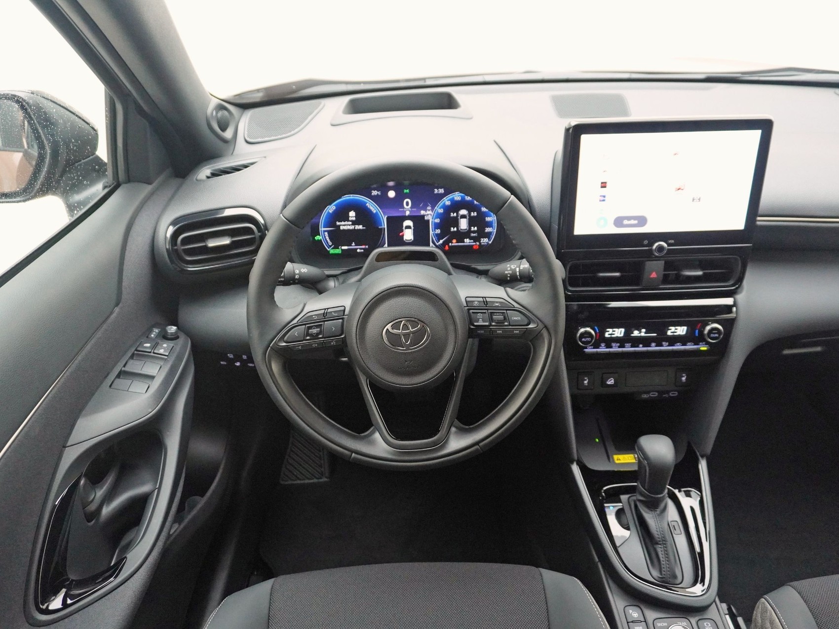 TOYOTA Yaris Cross 1.5 VVT-i HSD Premium AWD-i ** inkl. 1.35T AHK **-image-8