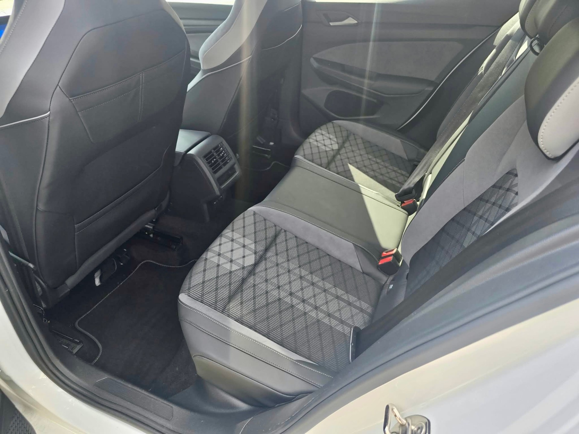 VW VIII e-TSI R-Line 75 Edition DSG, 150 PS-image-12