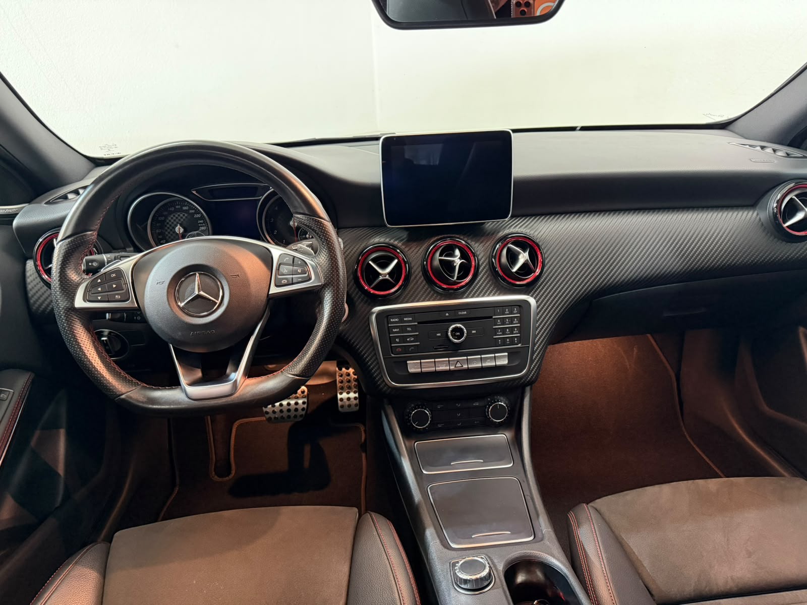 MERCEDES-BENZ A 250 Sport AMG-Line 7G-DCT-image-9