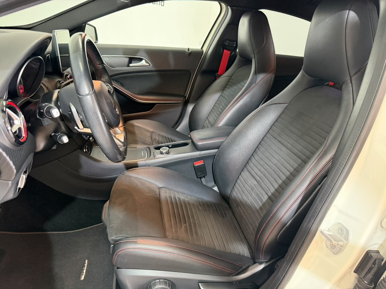 MERCEDES-BENZ A 250 Sport AMG-Line 7G-DCT-image-5