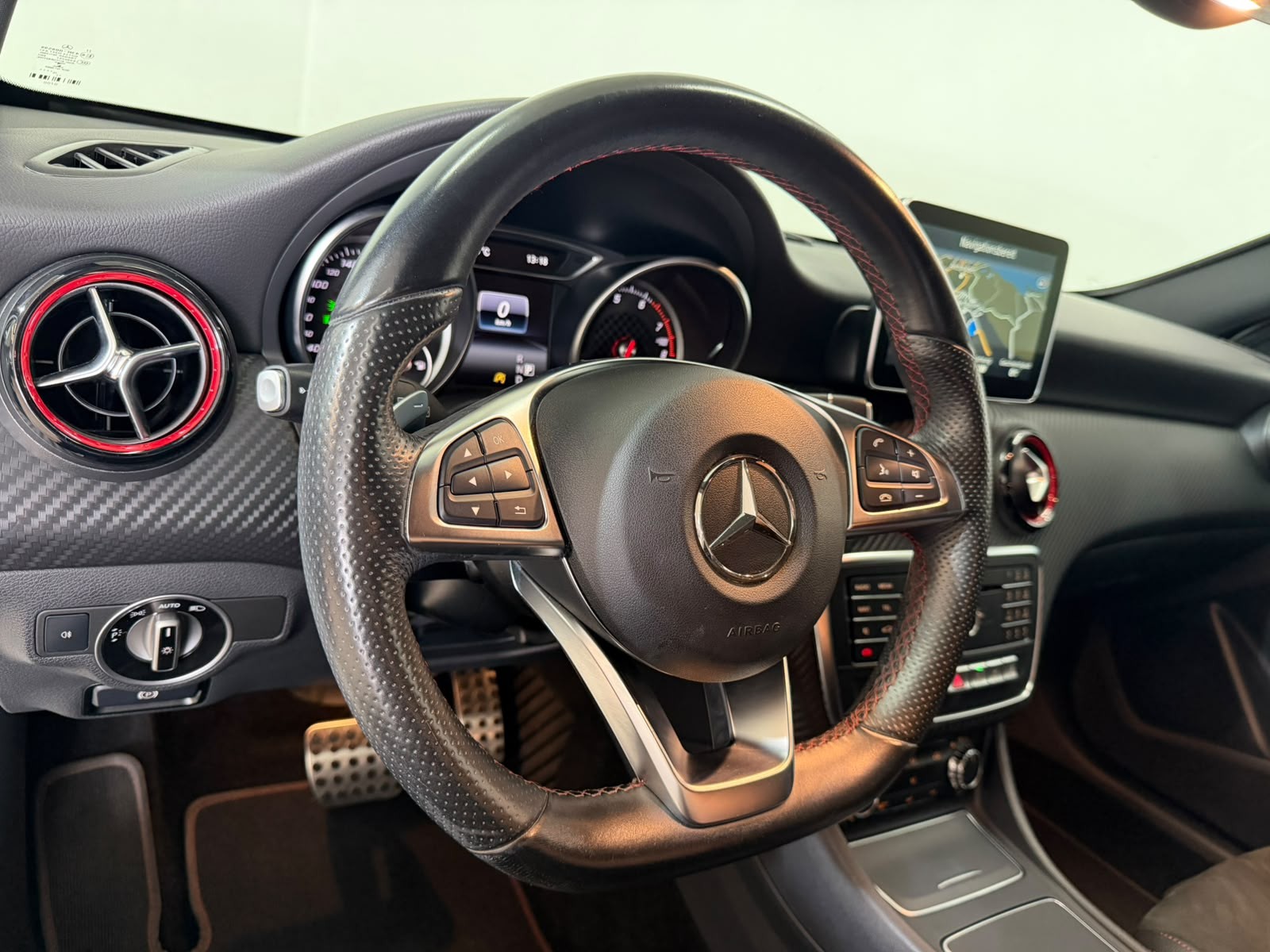 MERCEDES-BENZ A 250 Sport AMG-Line 7G-DCT-image-6
