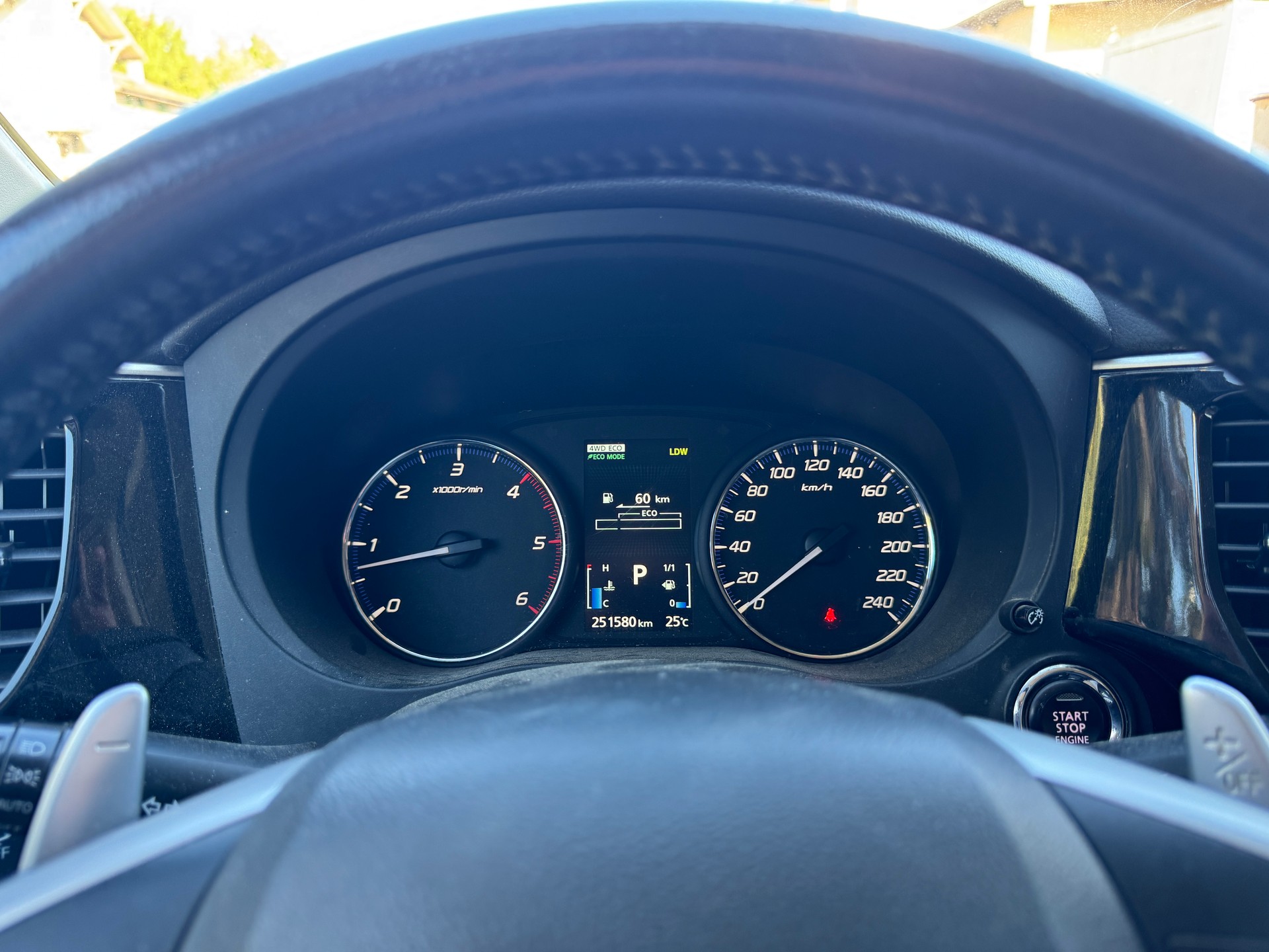 MITSUBISHI Outlander 2.2 DID Navigator Safety 4WD Automatic-image-12
