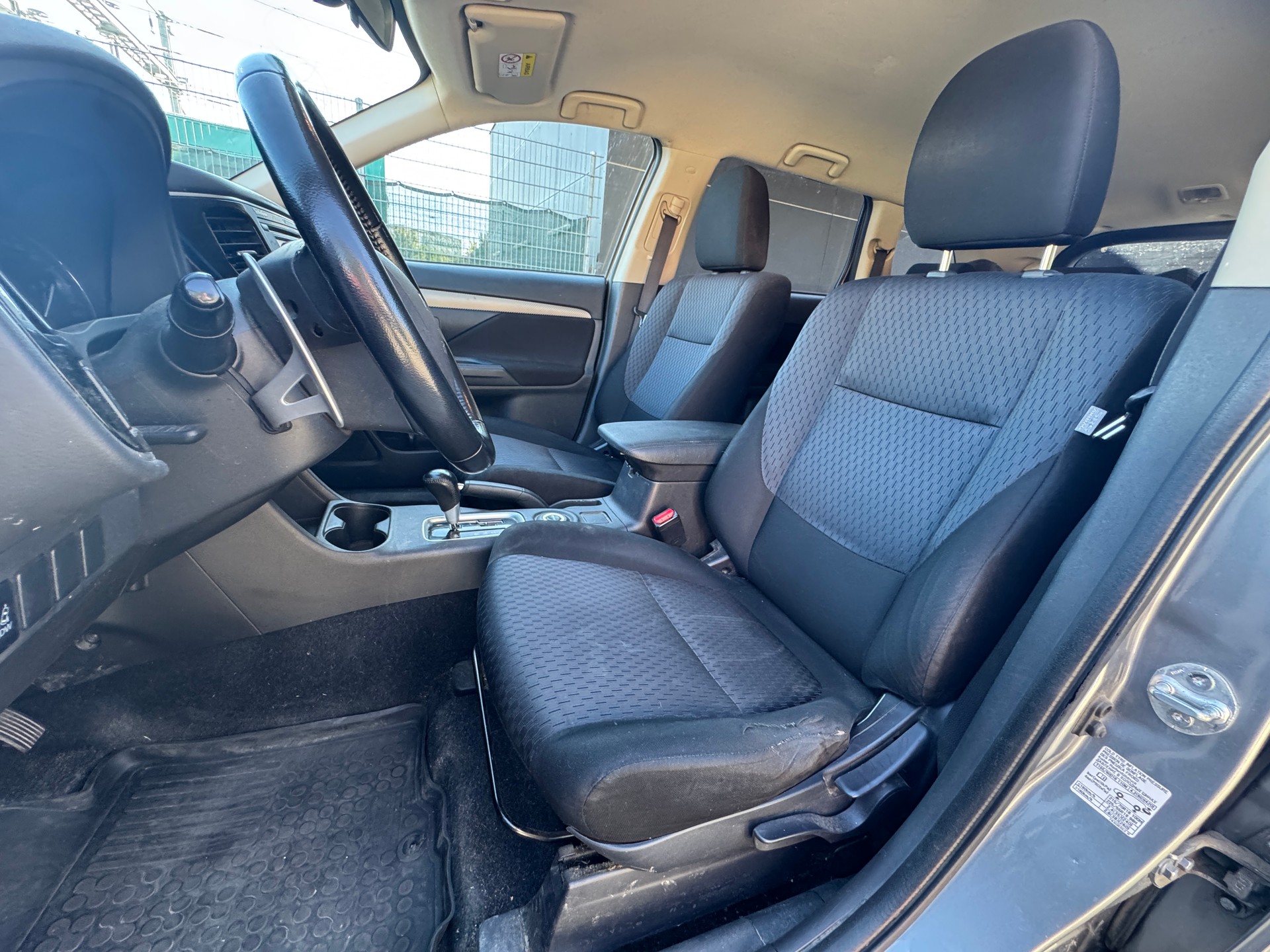 MITSUBISHI Outlander 2.2 DID Navigator Safety 4WD Automatic-image-6