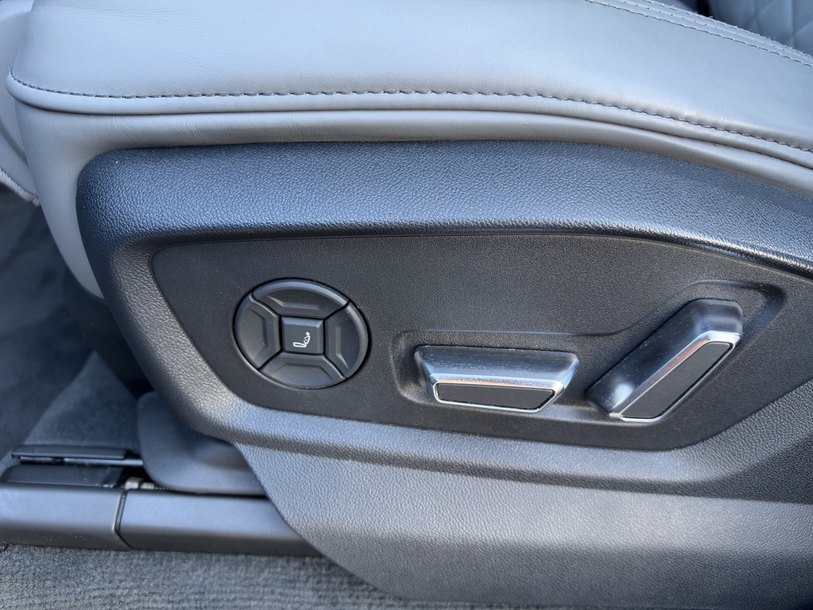 AUDI SQ8 4.0 V8 TFSI quattro T-Tronic-image-13