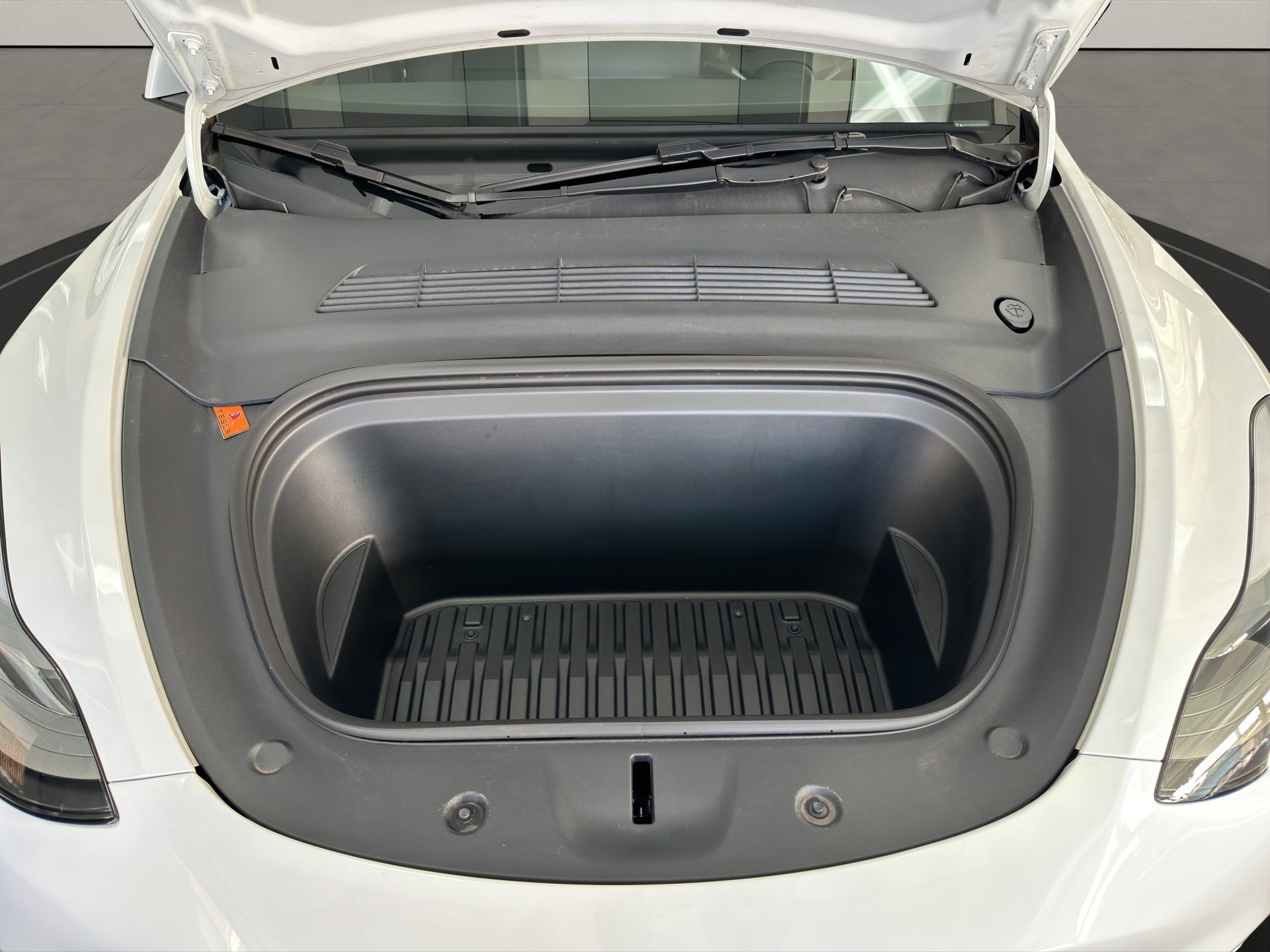 TESLA Model Y Long Range-image-9
