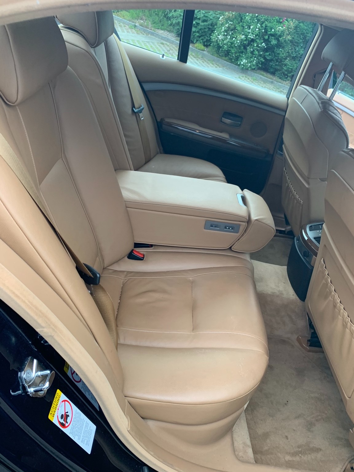 BMW 735i-image-5