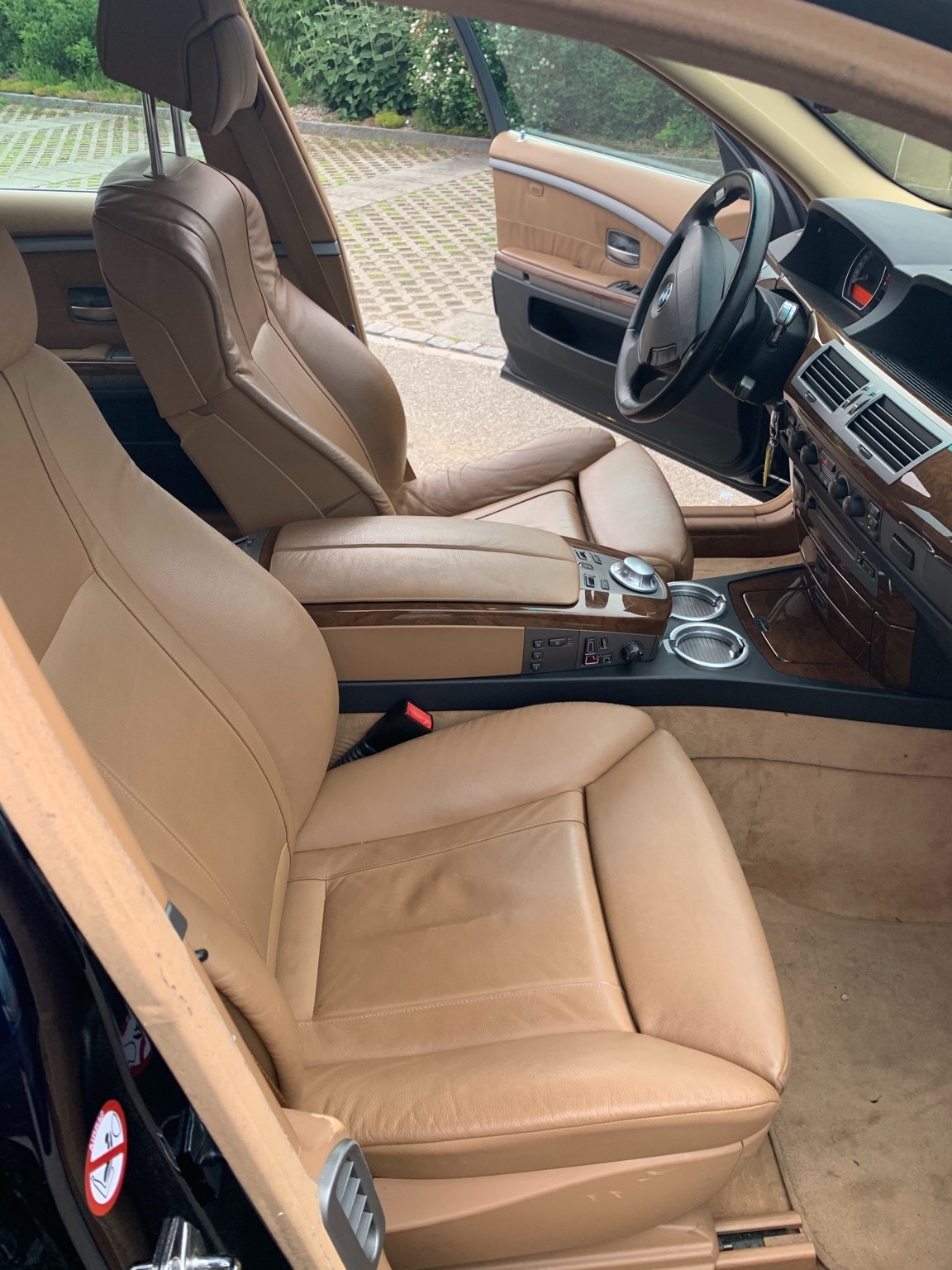 BMW 735i-image-6