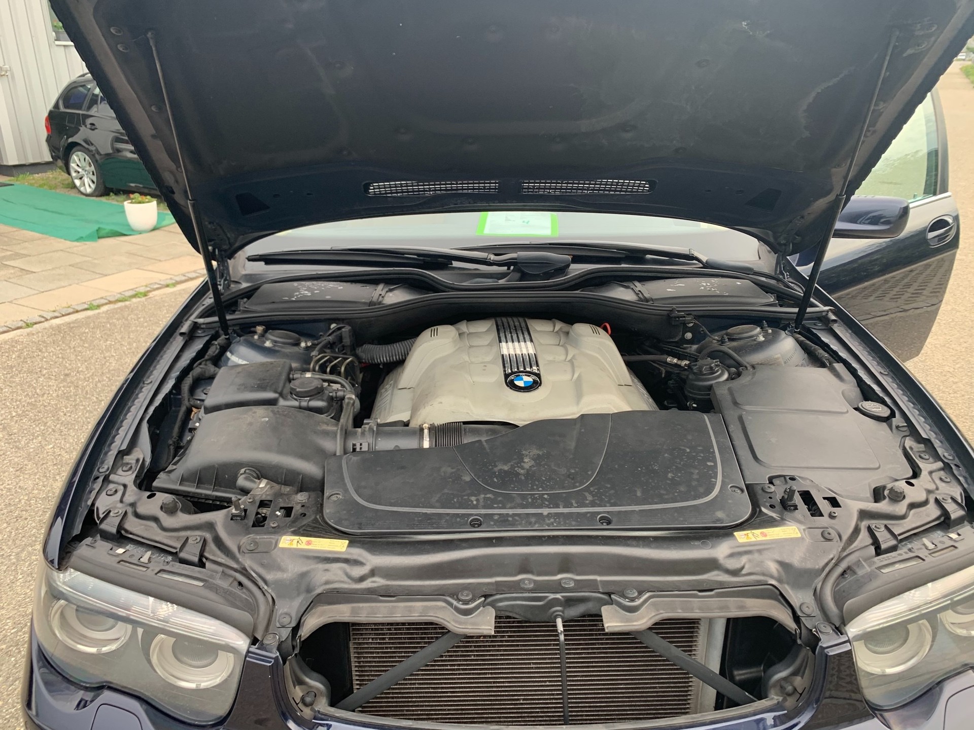 BMW 735i-image-8