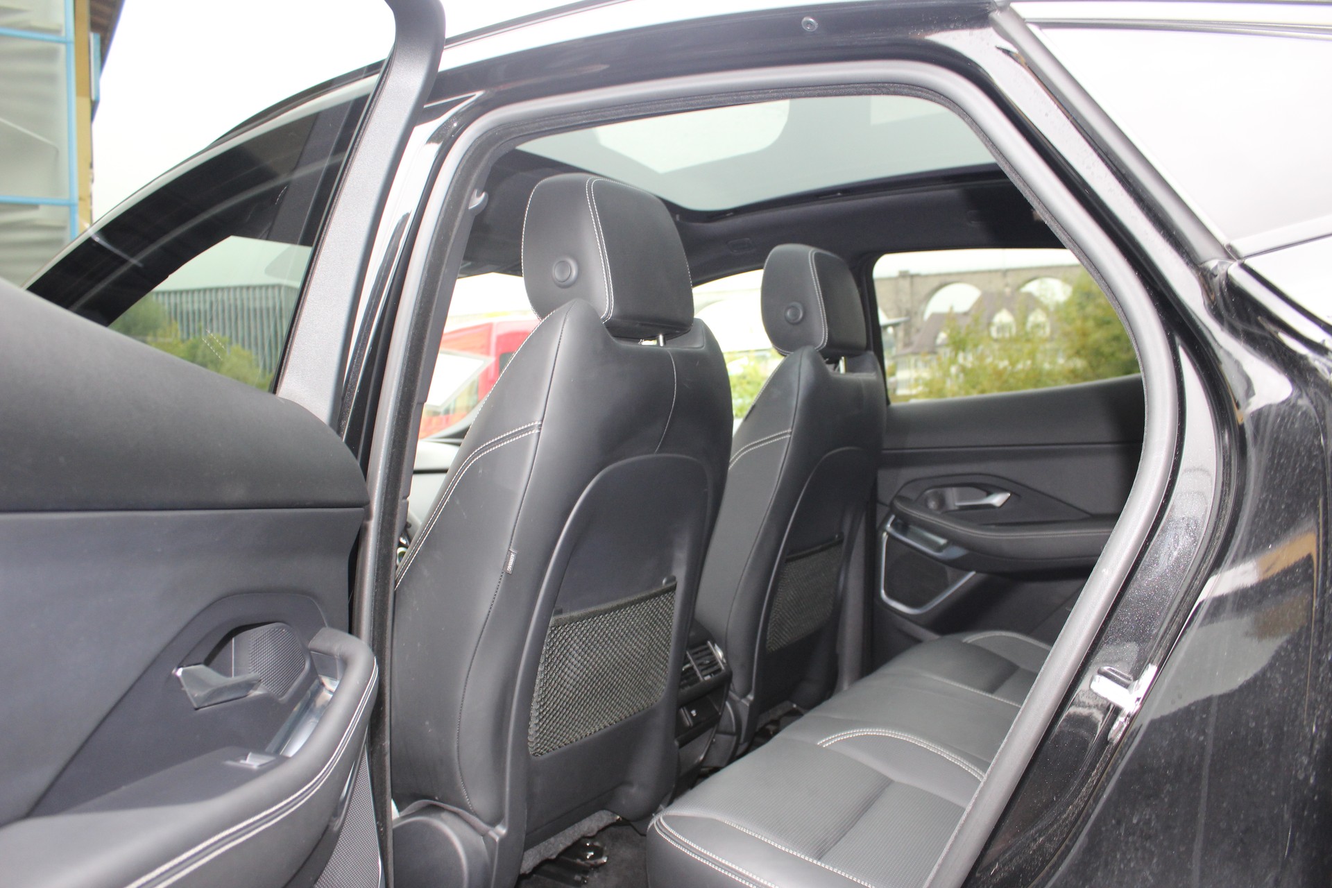 JAGUAR E-Pace 2.0 P300 R-Dynamic HSE AWD Automatik-image-12