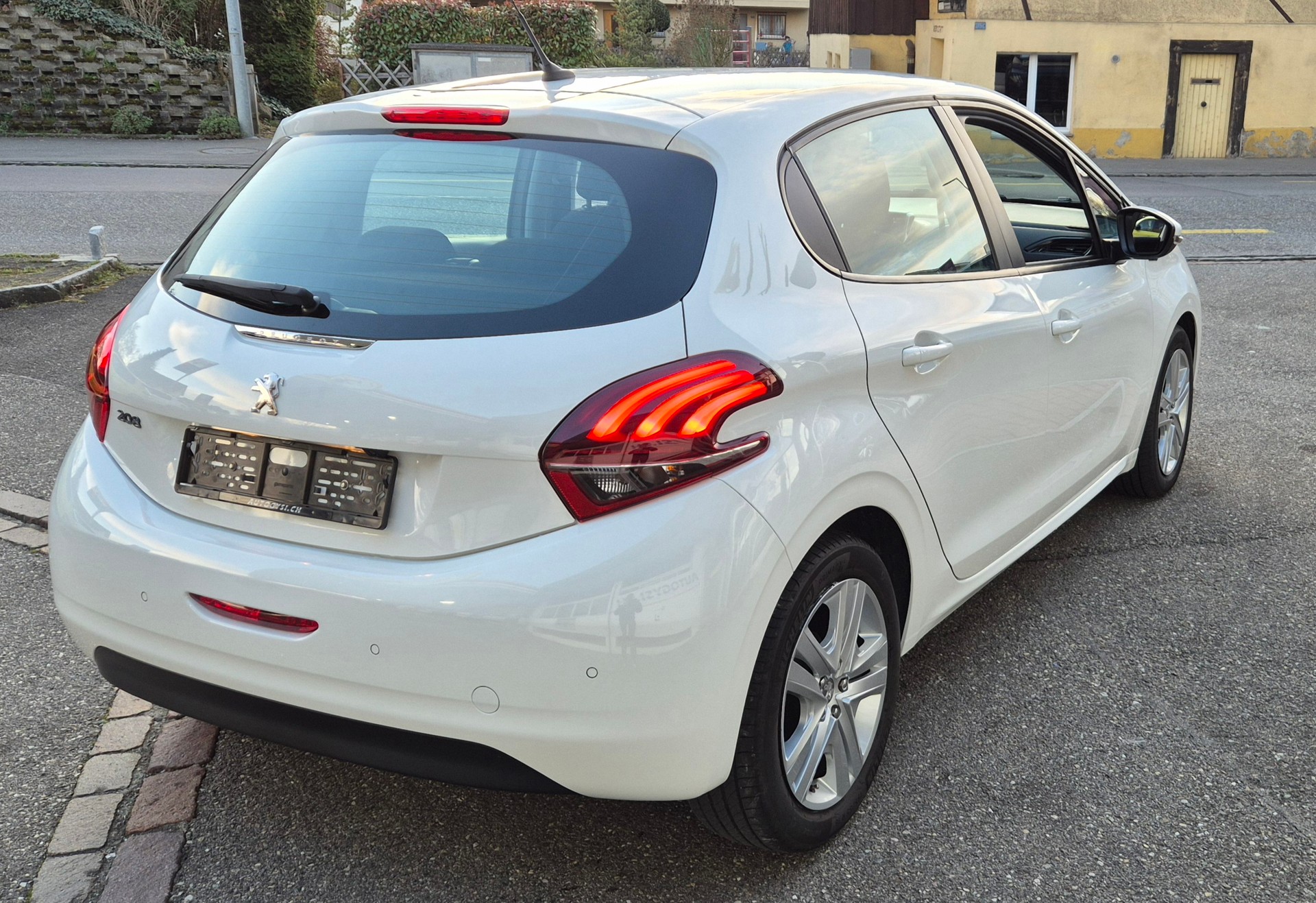PEUGEOT 208 1.2 PureTech Active-image-2