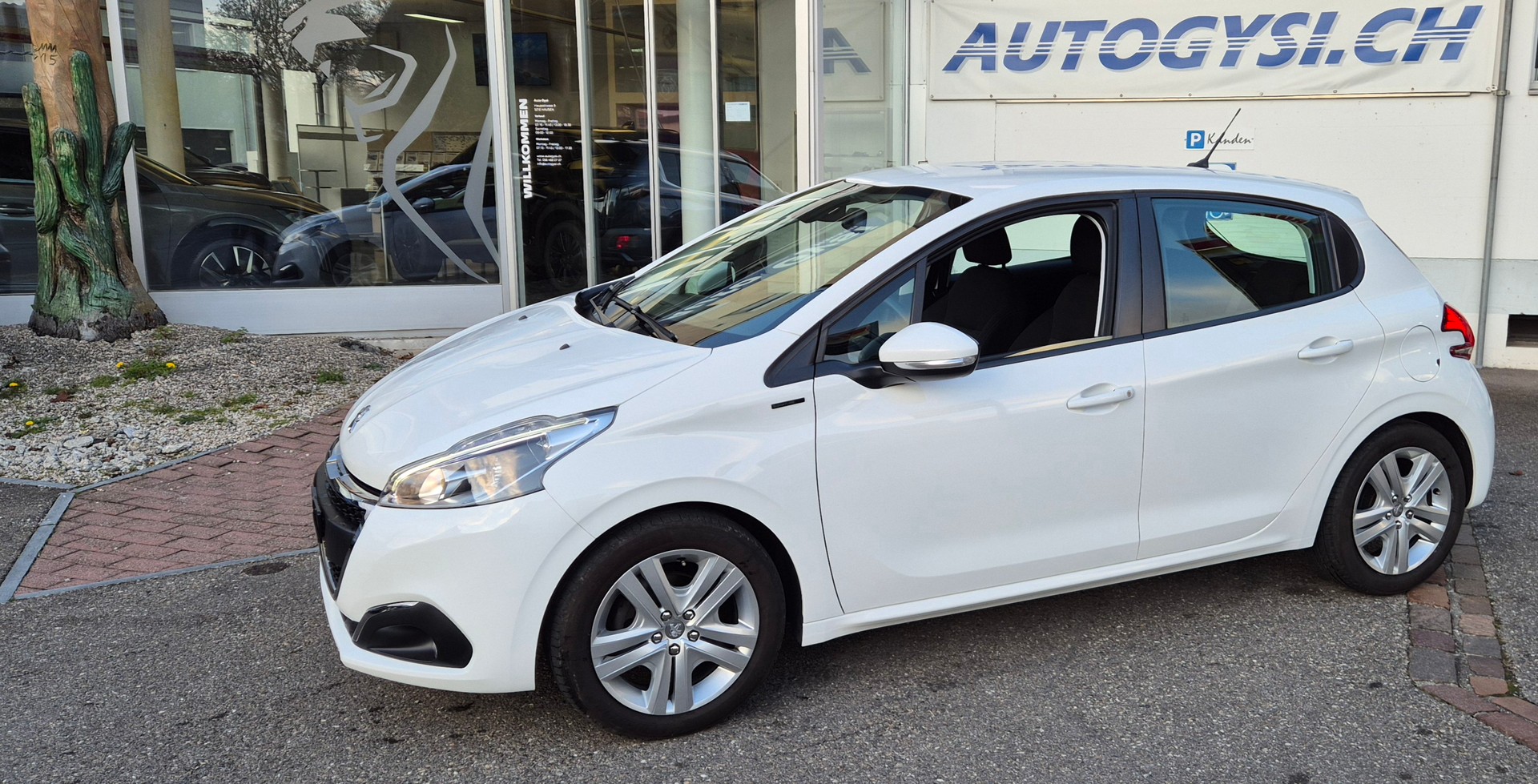 PEUGEOT 208 1.2 PureTech Active-image-12