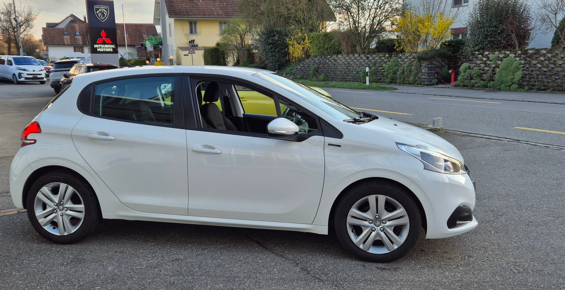 PEUGEOT 208 1.2 PureTech Active-image-9