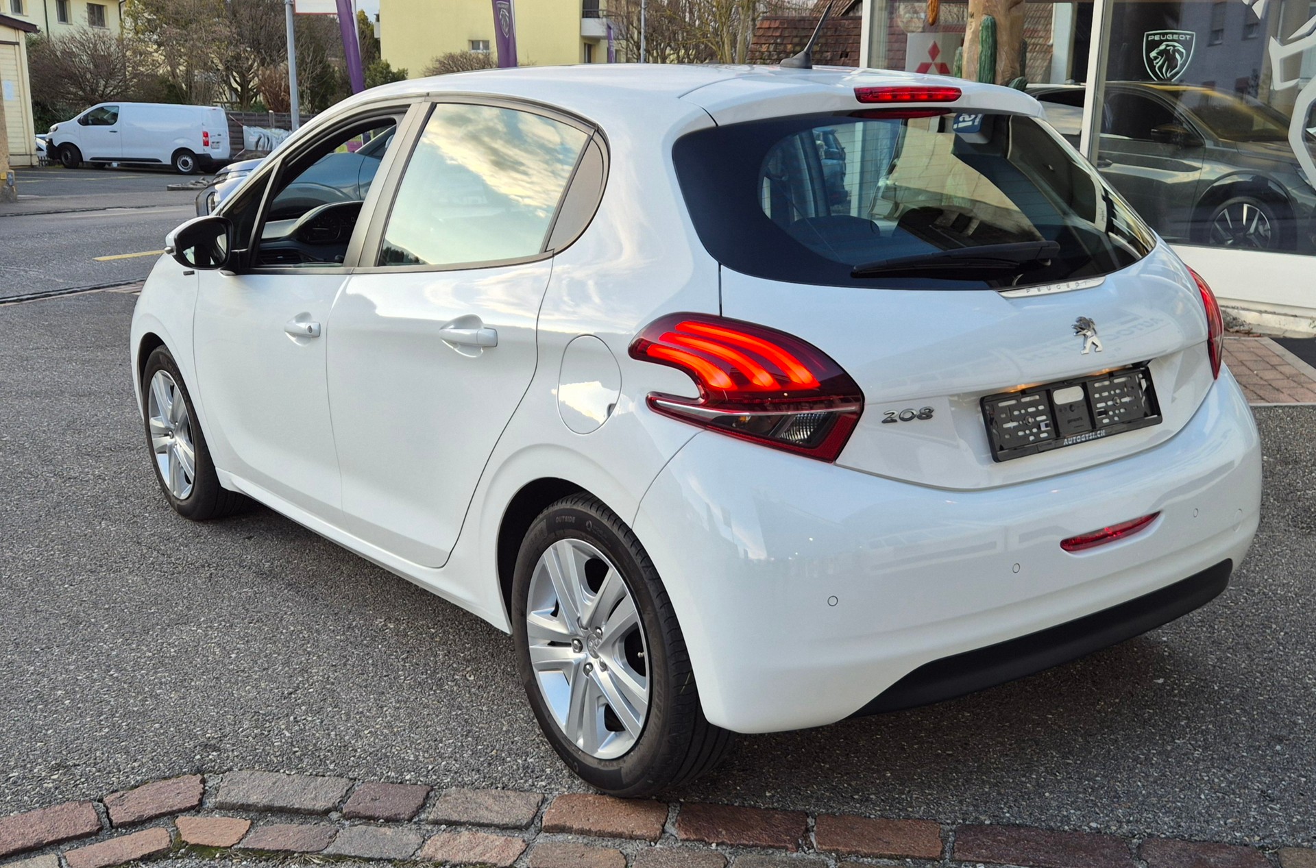 PEUGEOT 208 1.2 PureTech Active-image-11