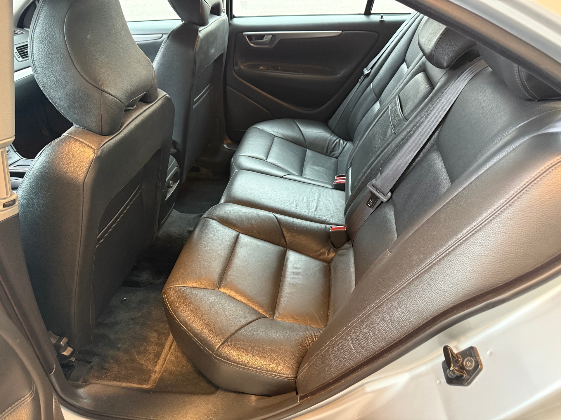VOLVO S60 2.0T-image-9