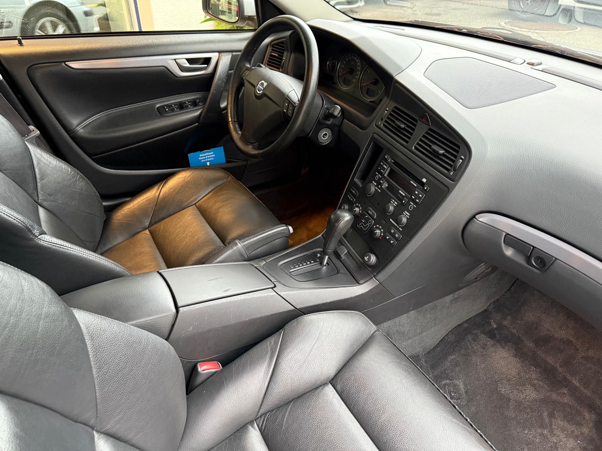VOLVO S60 2.0T-image-8