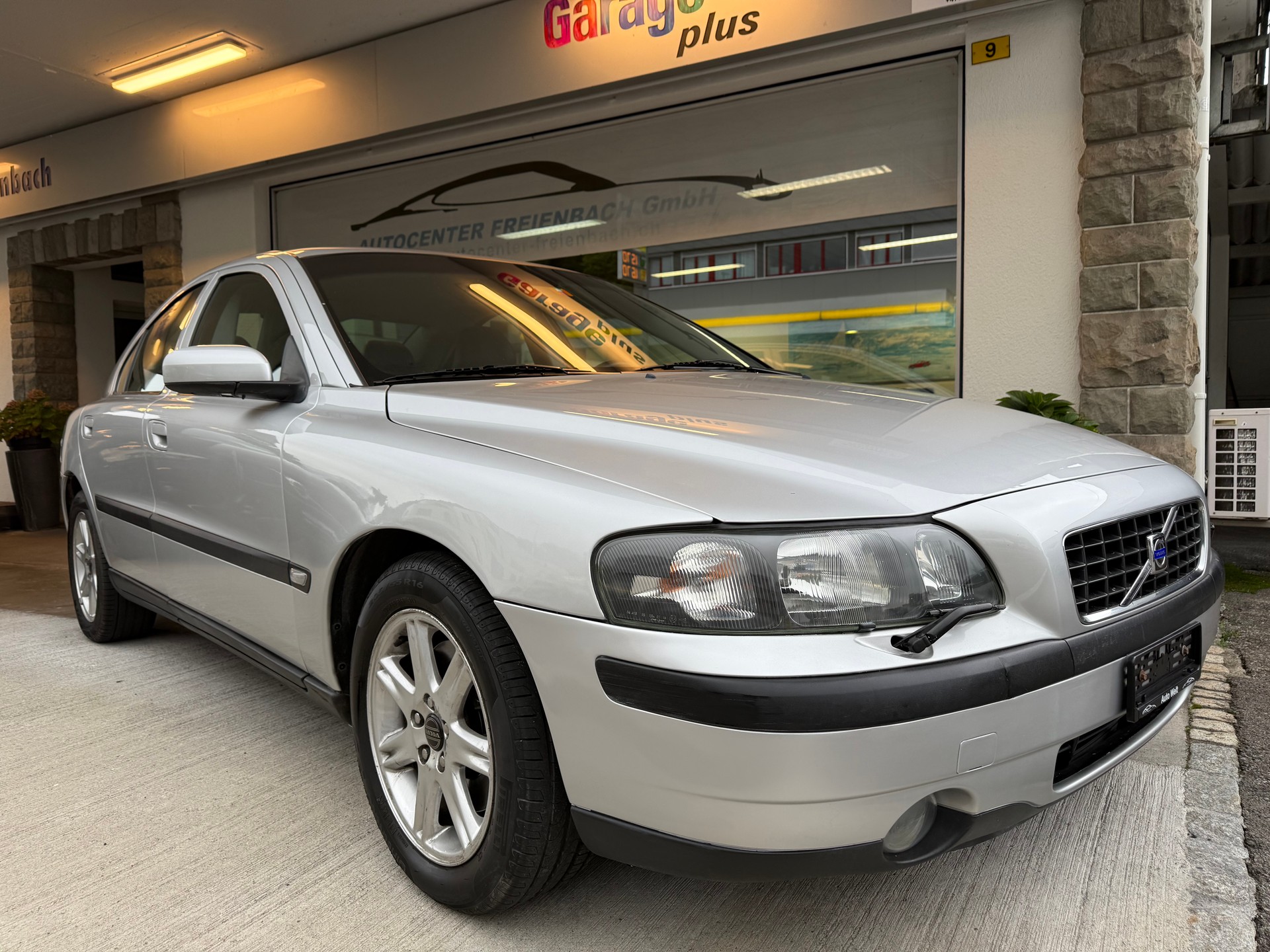 VOLVO S60 2.0T-showroom-element-2