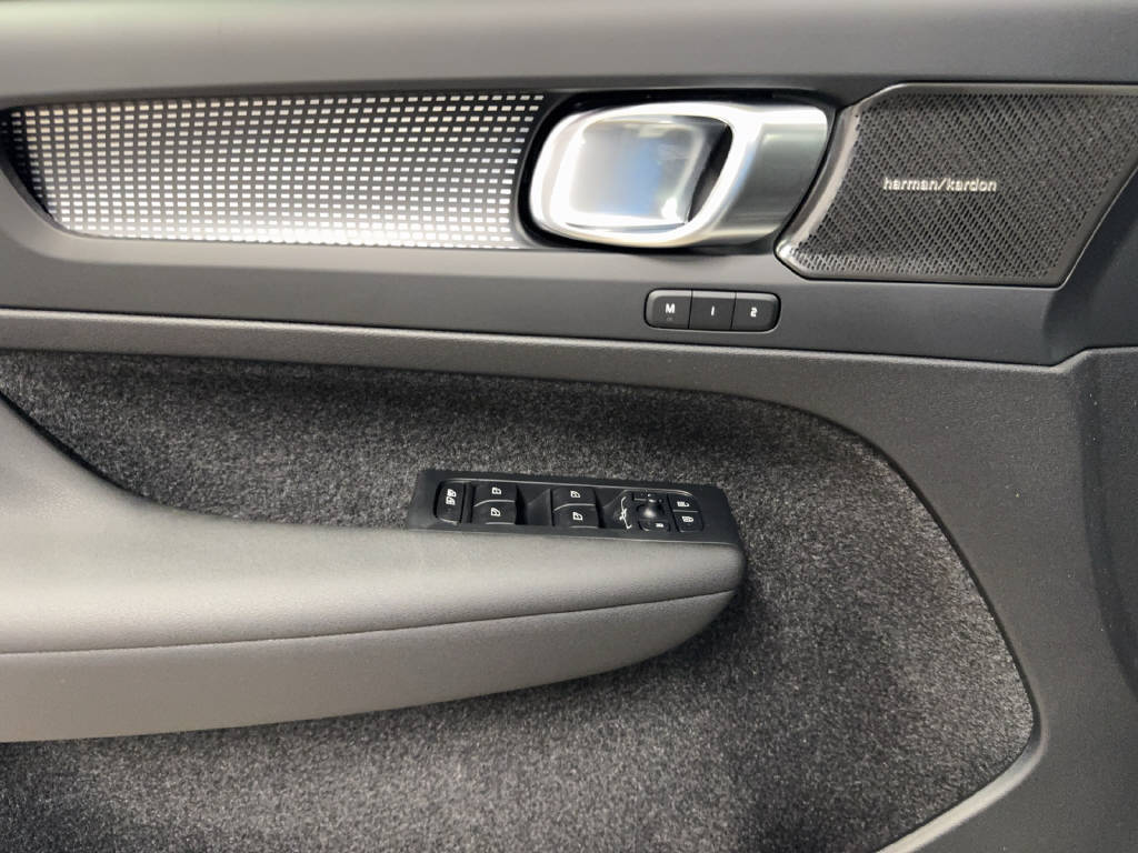 VOLVO XC40 2.0 B4 MH Ultra Dark-image-14