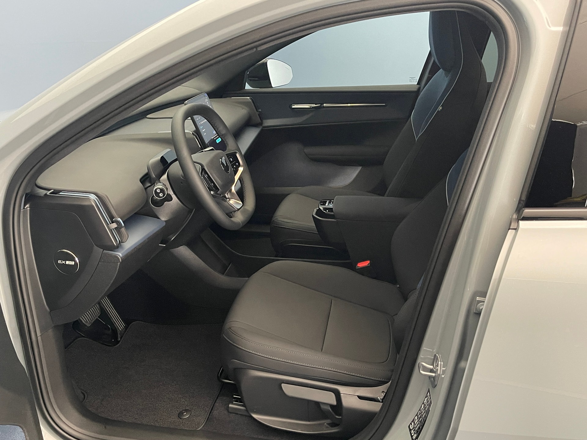 VOLVO EX30 Single Motor Extended Range Core-image-8