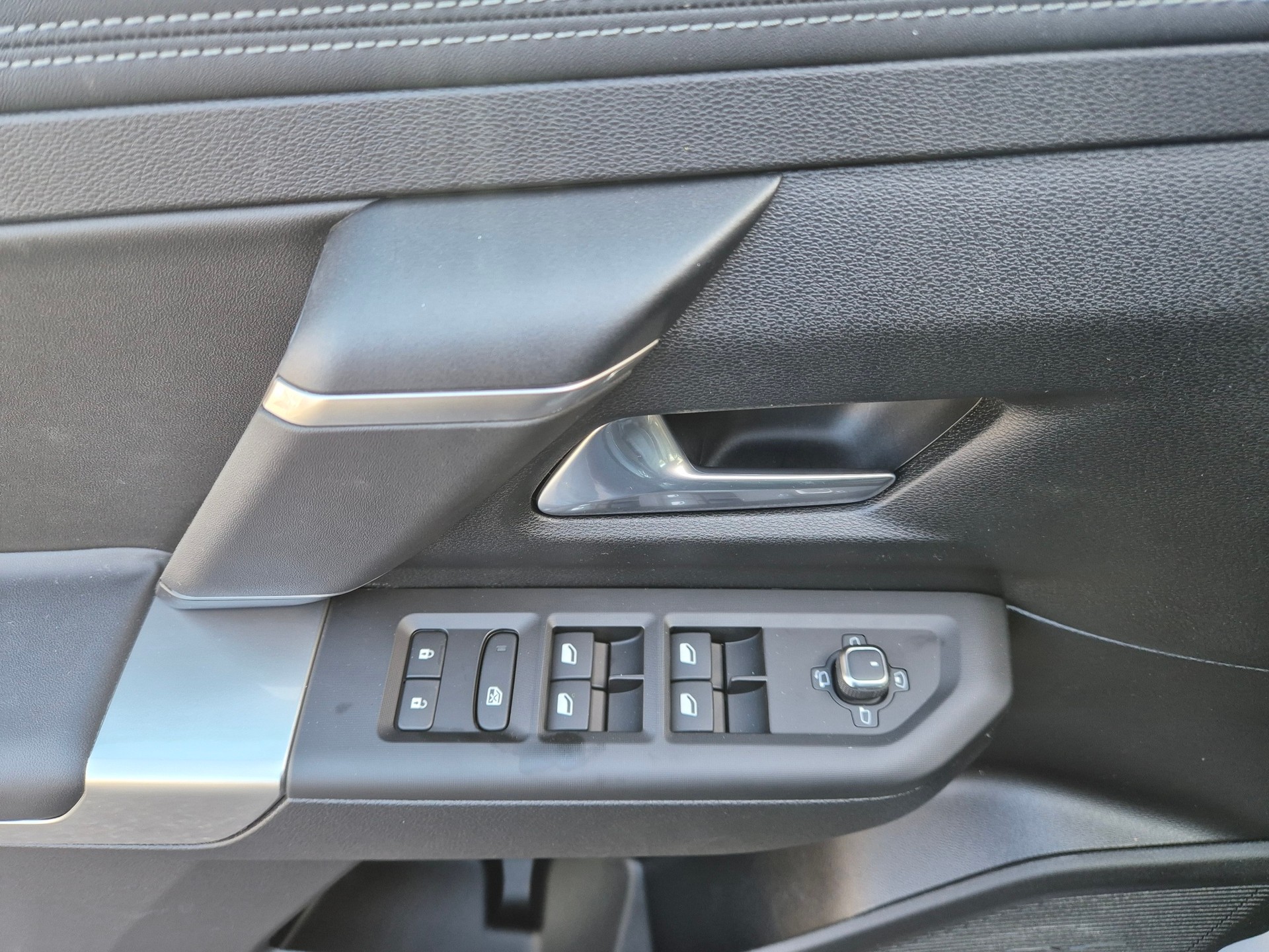 JEEP Compass 1.2 T e-Hybrid First Edition-image-8